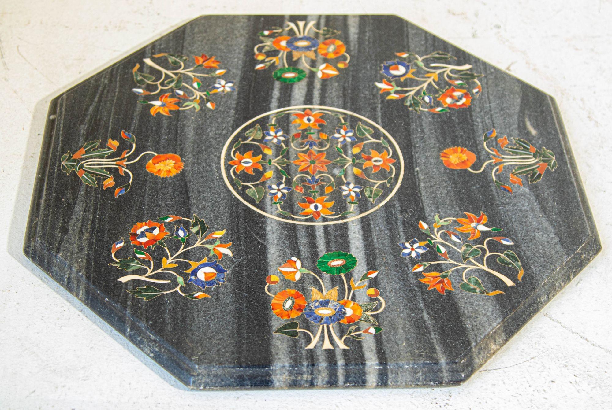 Tablero de mesa mogol Rajastán de mármol negro incrustado Pietra DURA India.
Se trata de un excepcional tablero de mesa con incrustaciones de mármol negro Pietra Dura del Rajastán mogol hecho a mano, que presenta la misma artesanía intrincada vista
