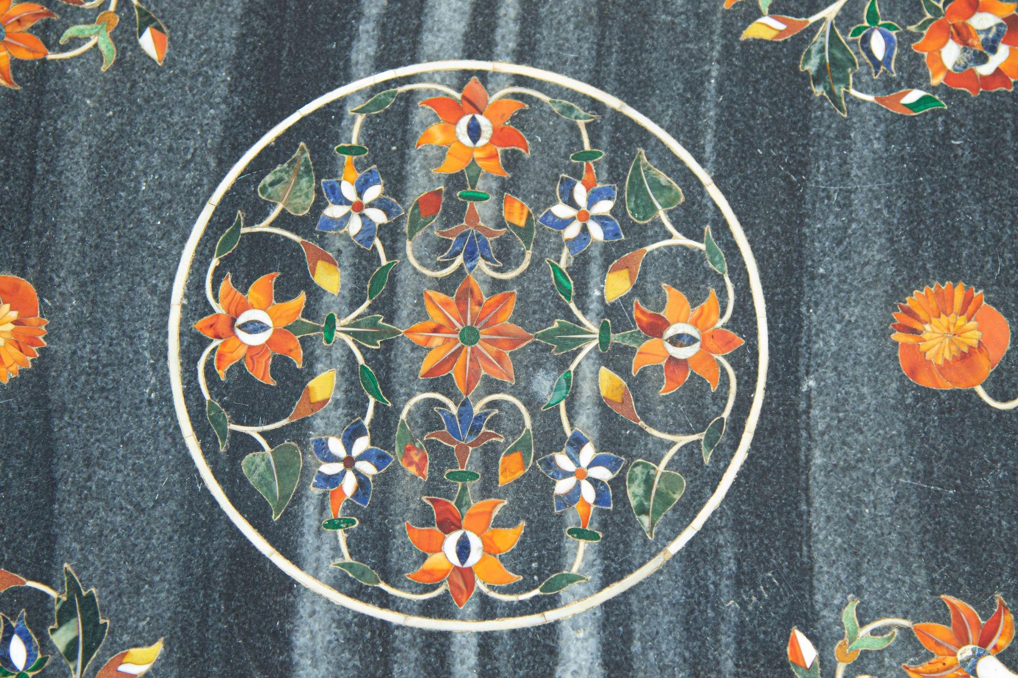 Mughal Rajasthani Mármol Negro Incrustación Pietra DURA Sobremesa India Hecho a mano en venta