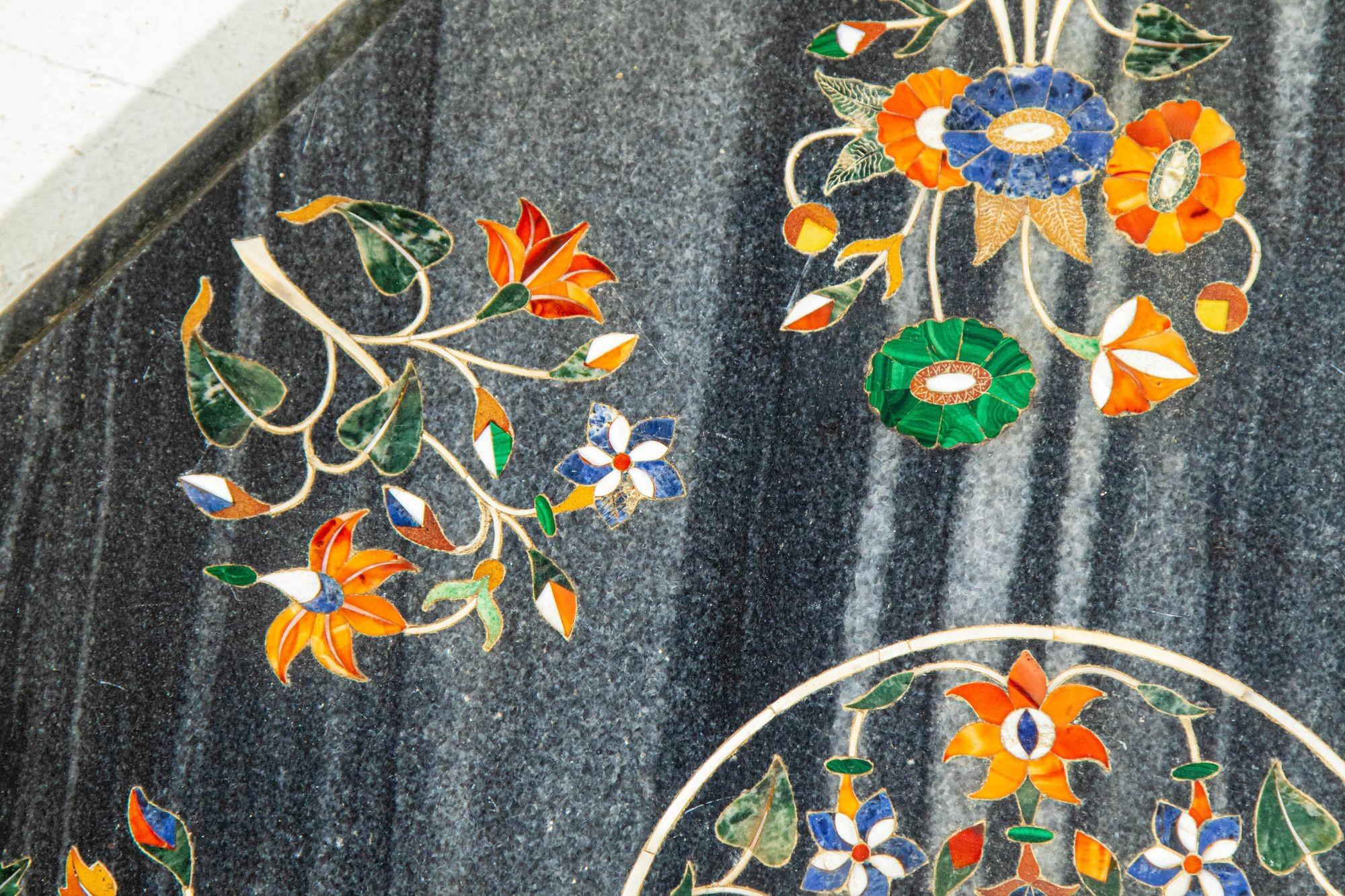 Mughal Rajasthani Mármol Negro Incrustación Pietra DURA Sobremesa India en Bueno estado para la venta en North Hollywood, CA