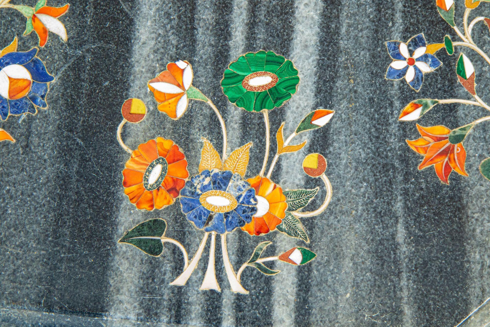 Mughal Rajasthani Mármol Negro Incrustación Pietra DURA Sobremesa India siglo XX en venta