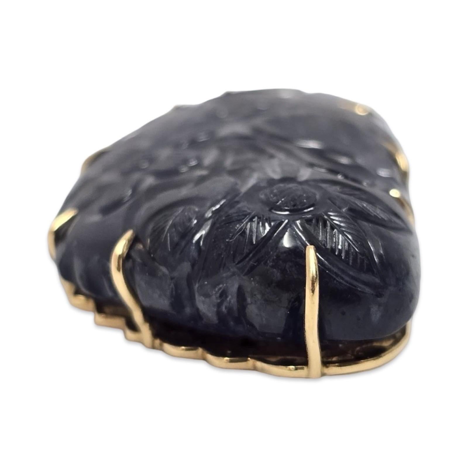 Mughal Revival 18K Gold geschnitzt Amethyst Floral Anhänger (Gemischter Schliff) im Angebot