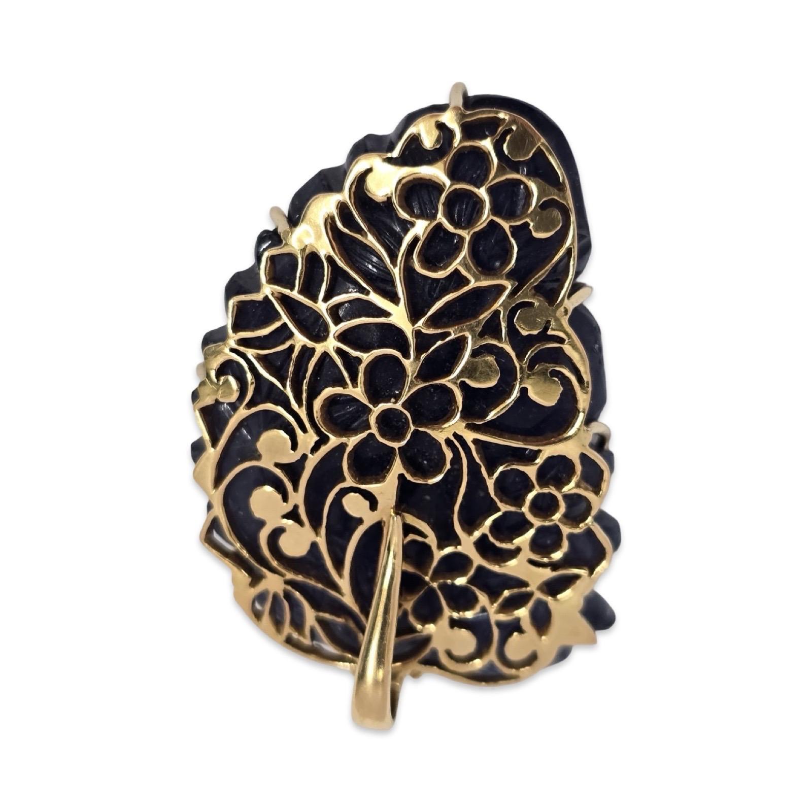 Mughal Revival 18K Gold geschnitzt Amethyst Floral Anhänger im Zustand „Hervorragend“ im Angebot in Miami, FL