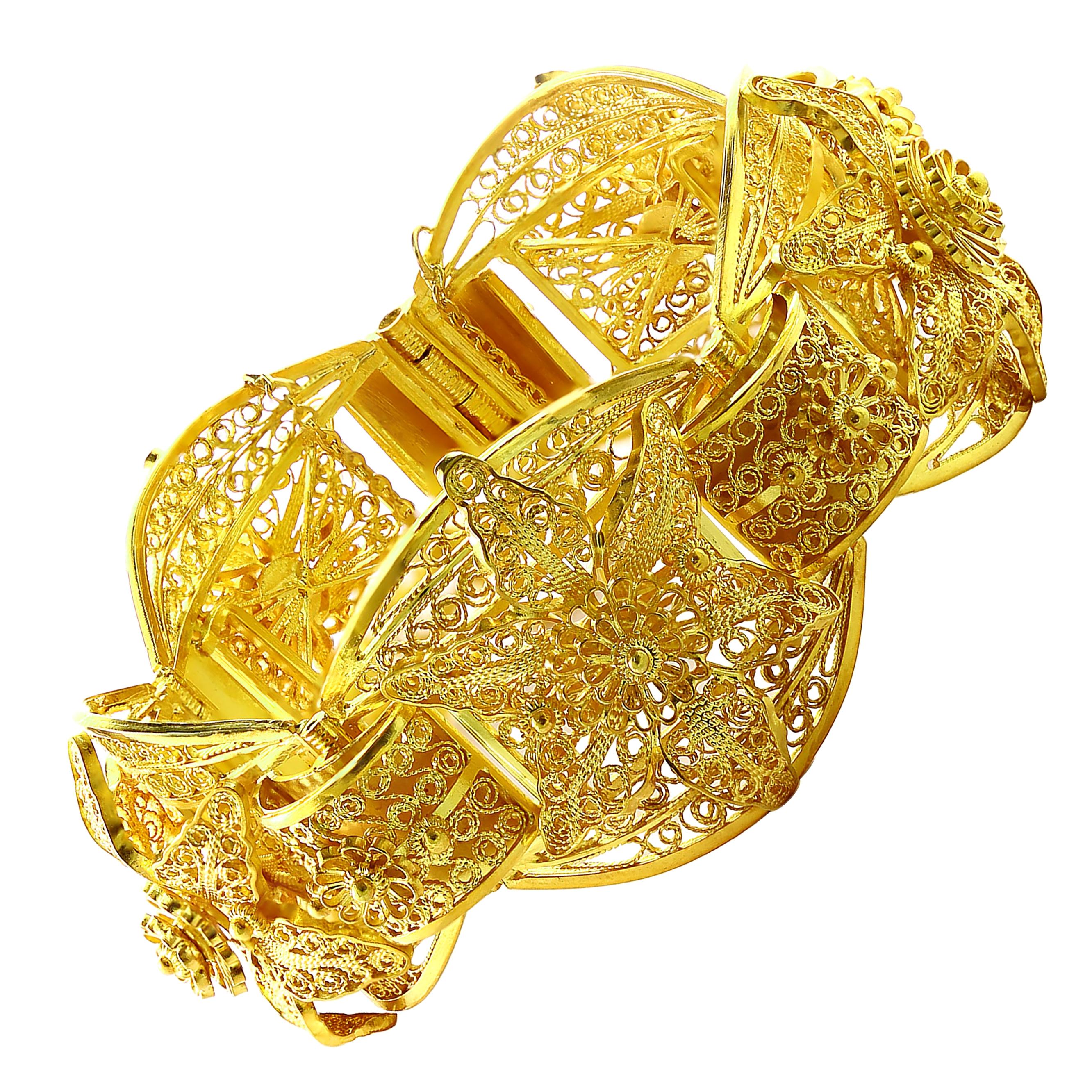 Mughal Style 22 Karat Magnificent Yellow Gold Bangle or Bracelet 82 Gm, Estate