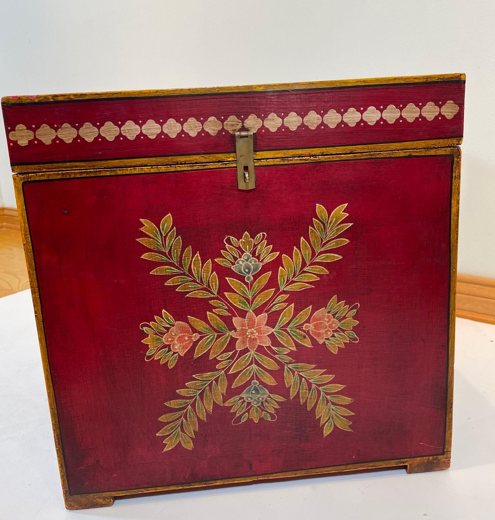 Table d'appoint coffre de rangement décoratif de style moghol en laque peinte à la main en vente 3