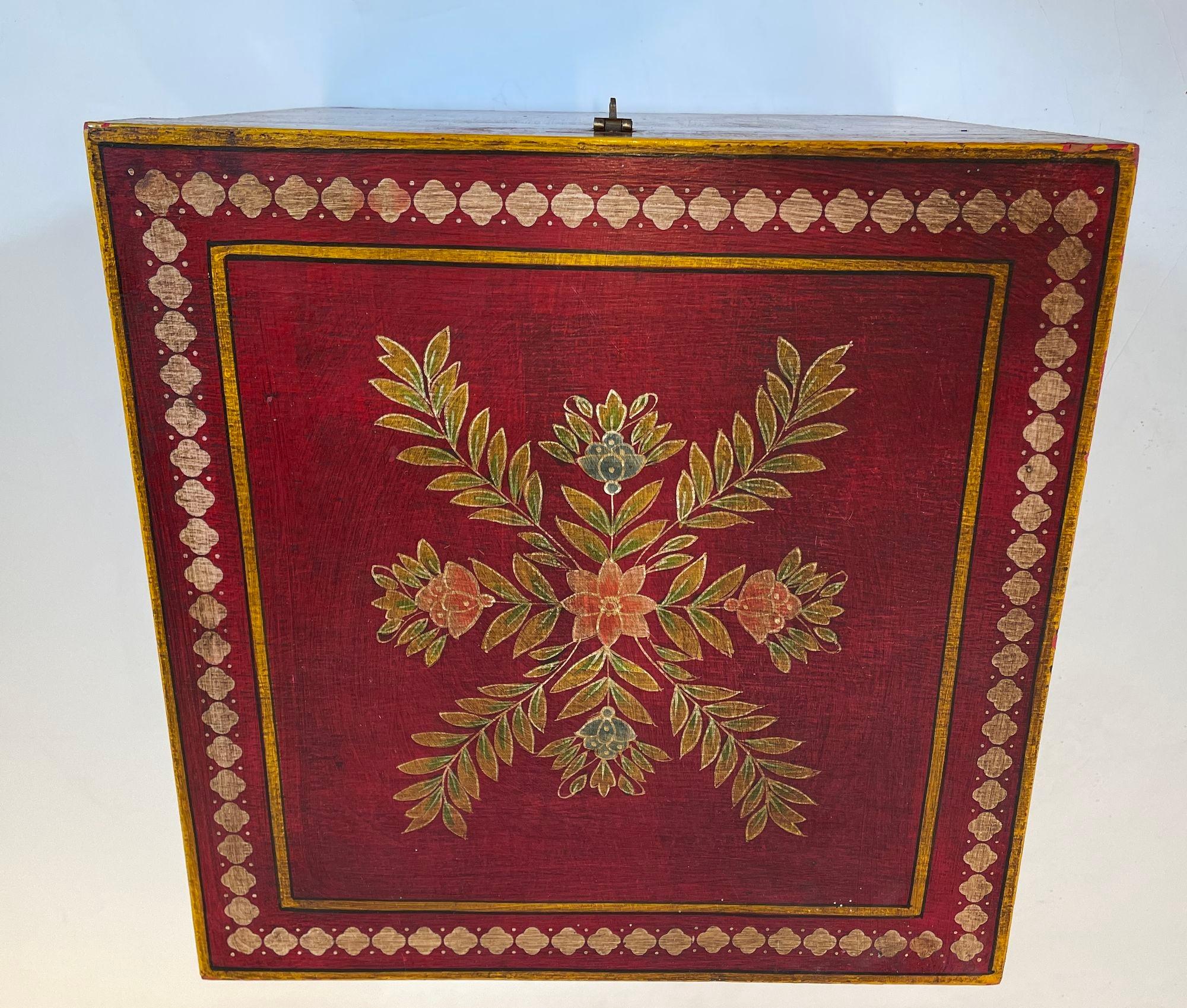 Mughal Style Folk Art Lacquer Hand bemalt dekorative Lagerung Trunk Beistelltisch (20. Jahrhundert) im Angebot