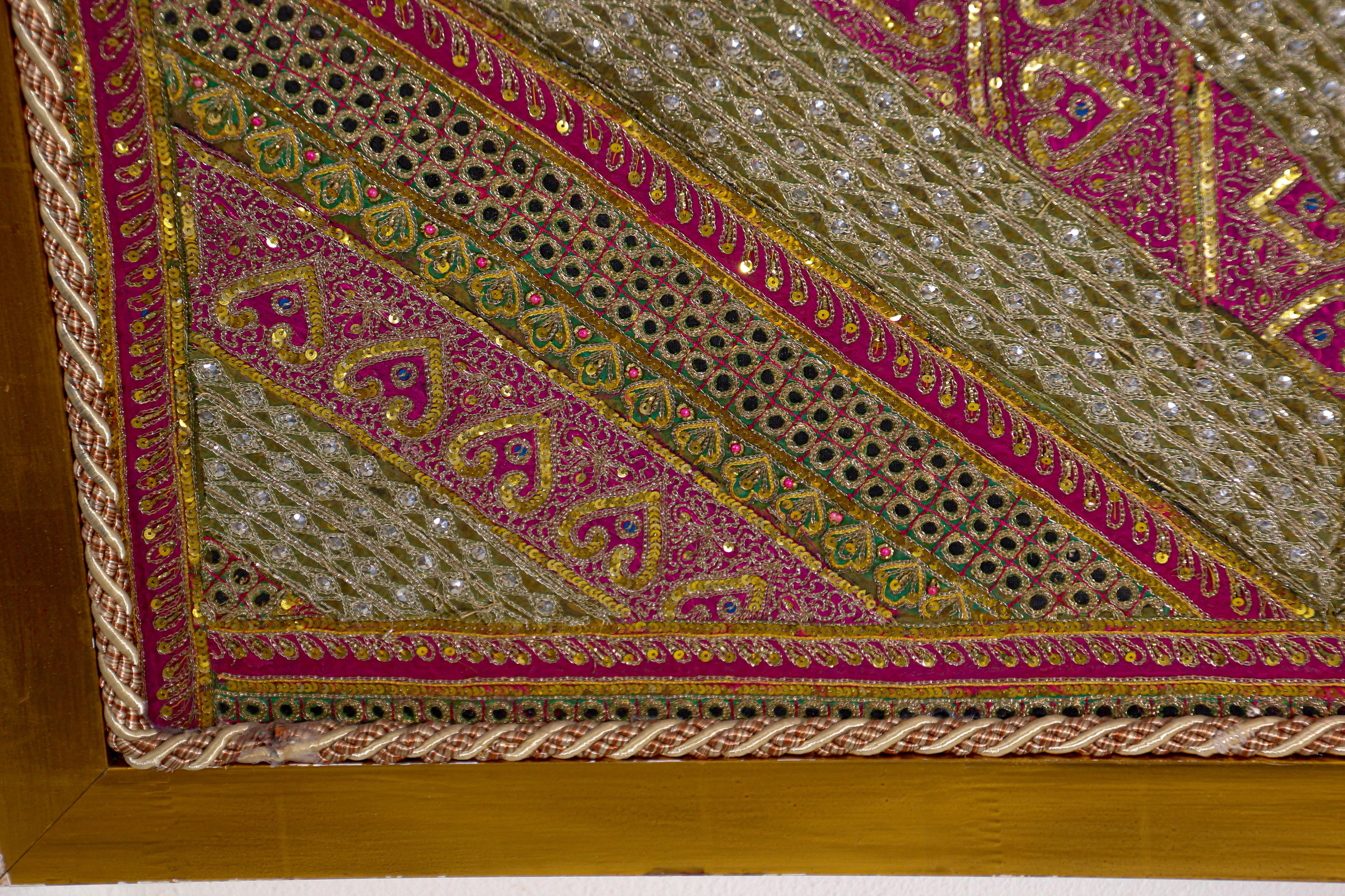 Tapiz de hilos metálicos de estilo mogol enmarcado procedente de Rajastán, India en venta 2