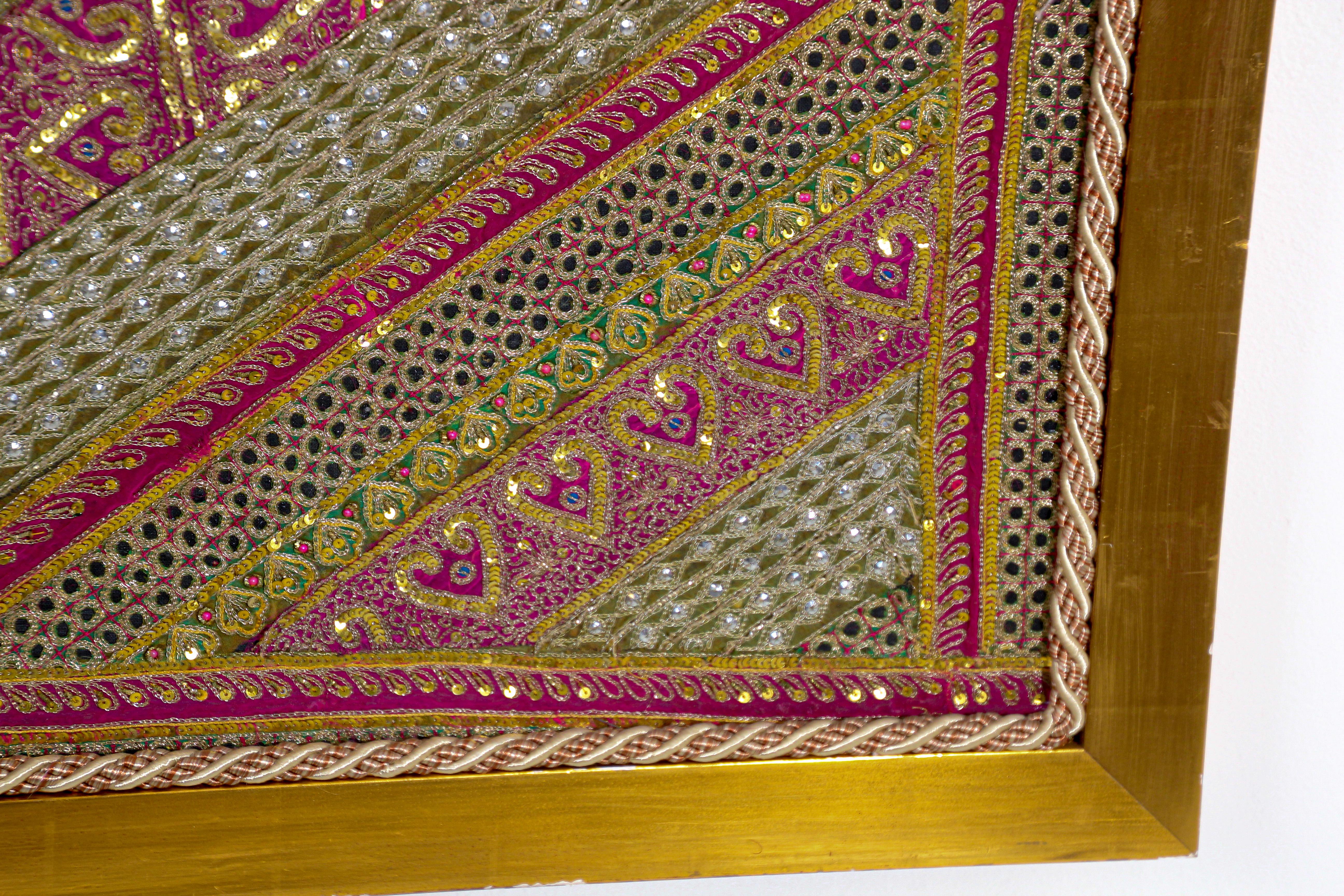 Tapiz de hilos metálicos de estilo mogol enmarcado procedente de Rajastán, India en venta 3