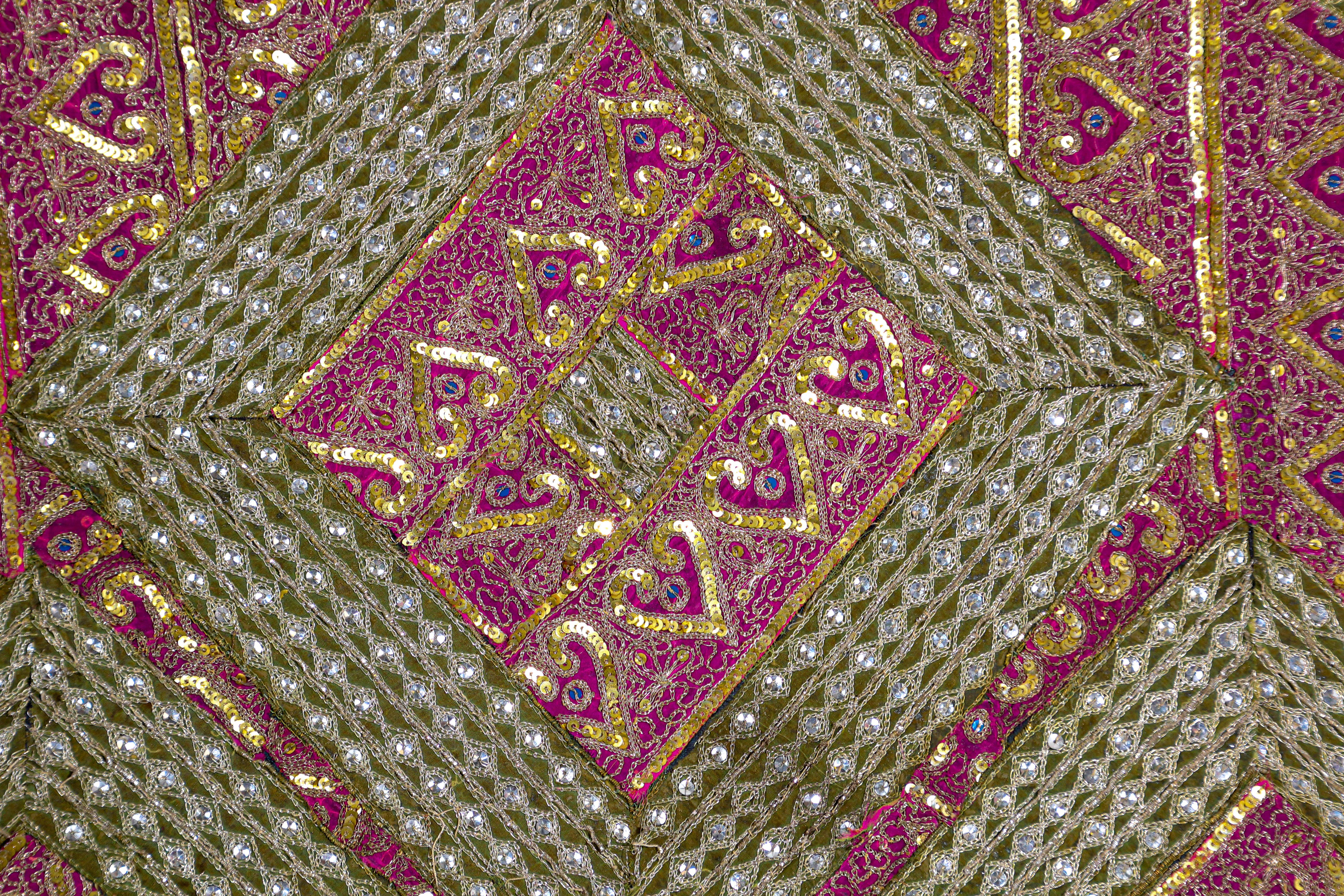 Tapiz de hilos metálicos de estilo mogol enmarcado procedente de Rajastán, India en venta 4