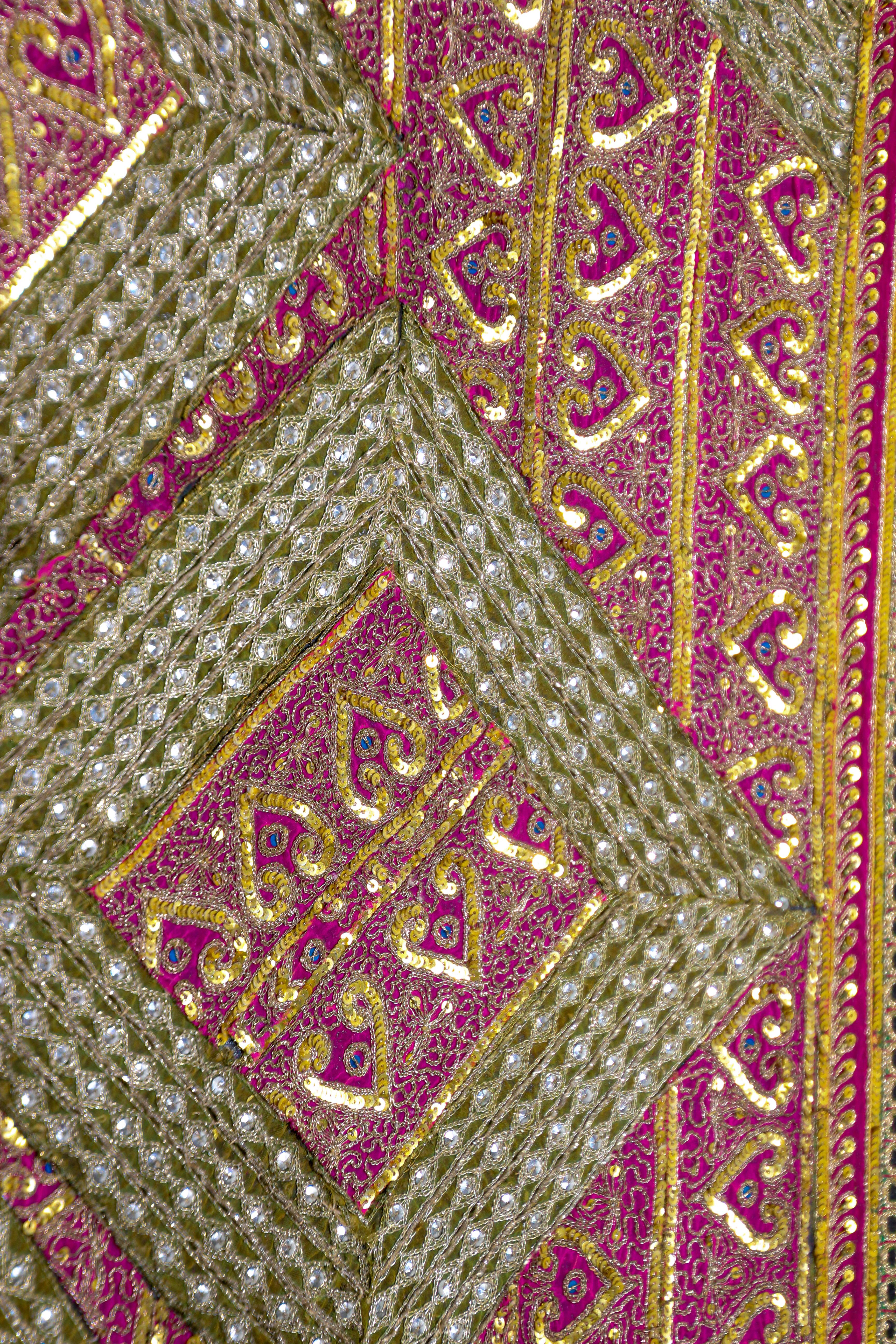 Tapiz de hilos metálicos de estilo mogol enmarcado procedente de Rajastán, India en venta 6