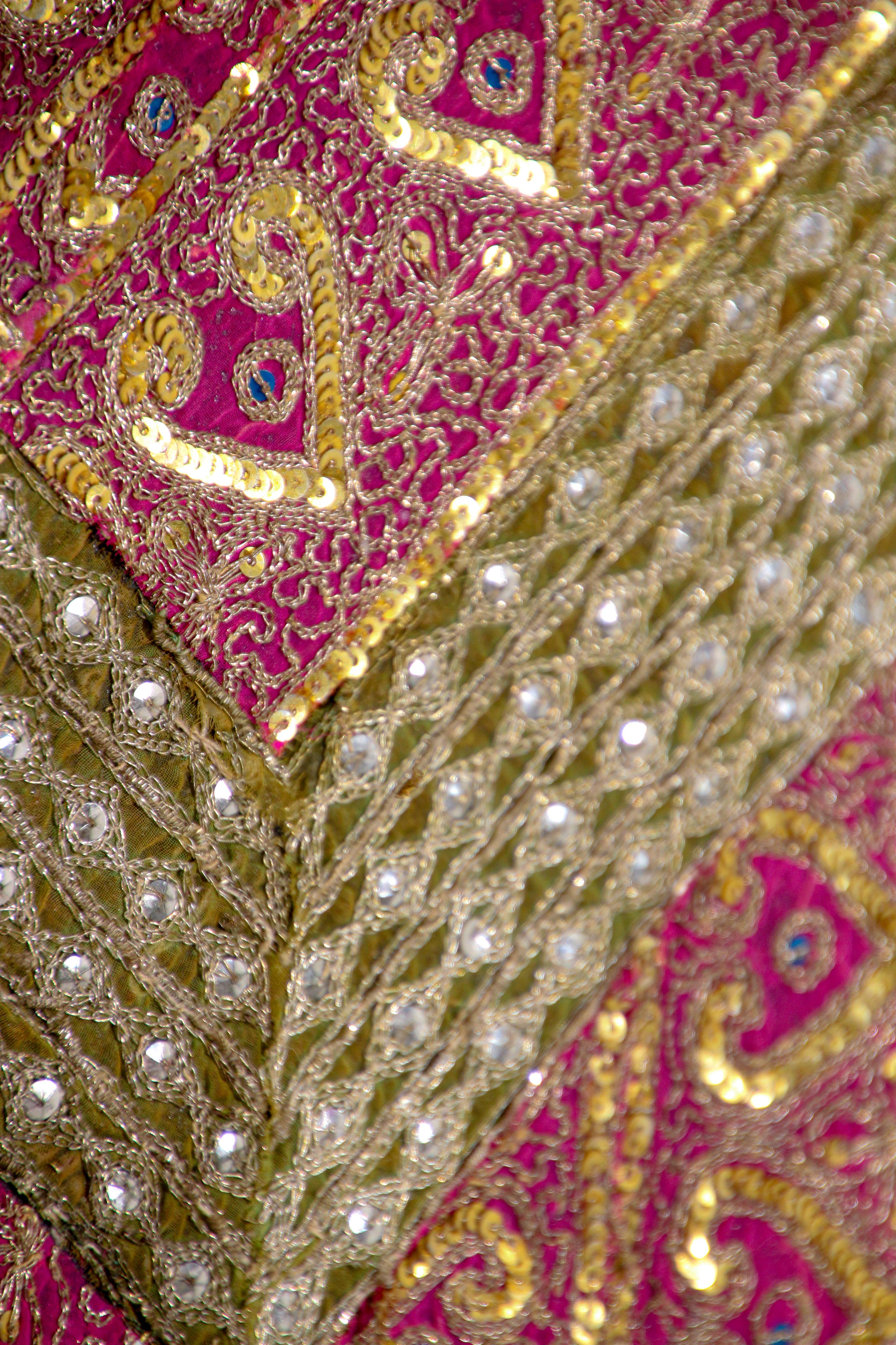 Tapiz de hilos metálicos de estilo mogol enmarcado procedente de Rajastán, India en venta 10