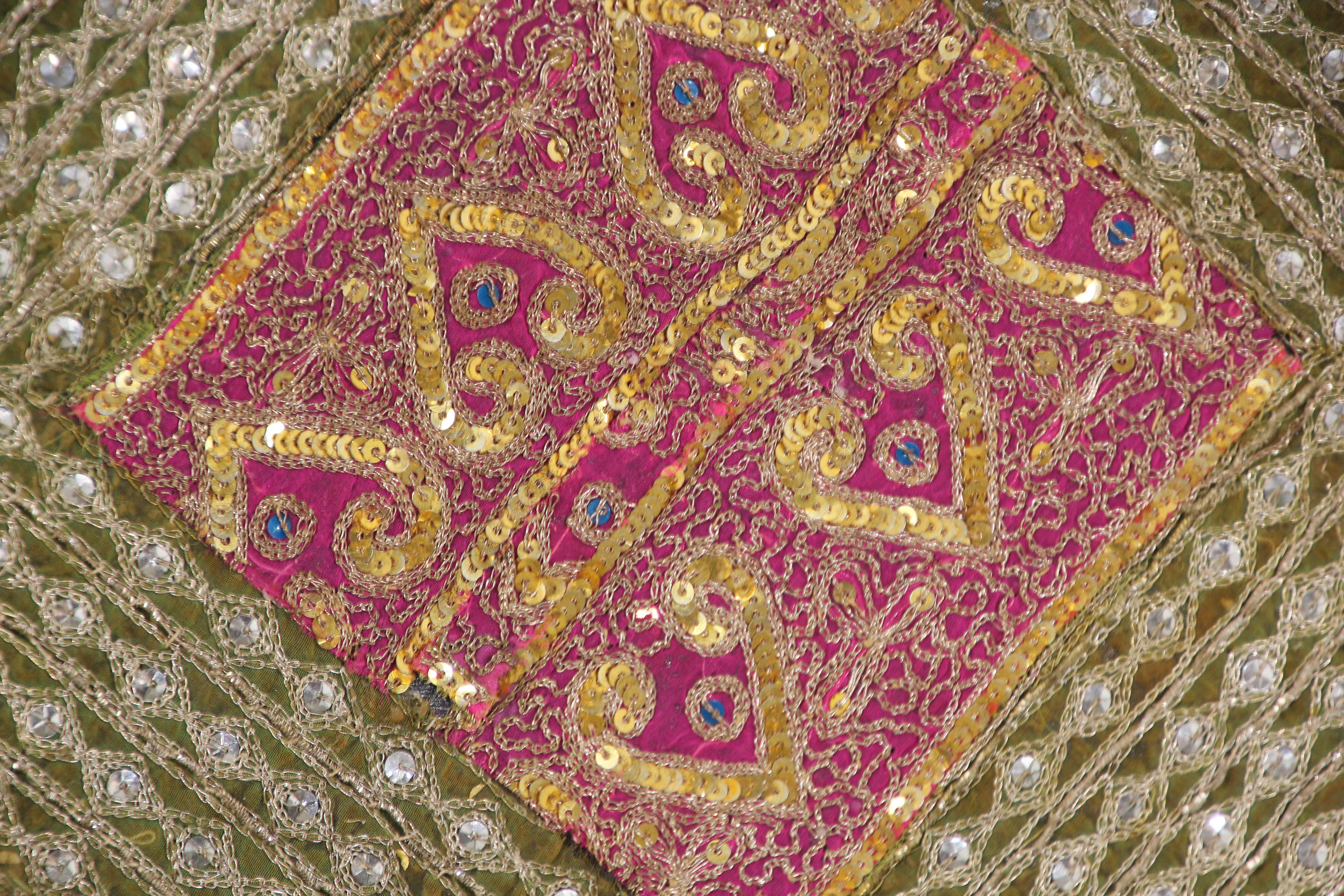 Tapiz de hilos metálicos de estilo mogol enmarcado procedente de Rajastán, India en venta 11
