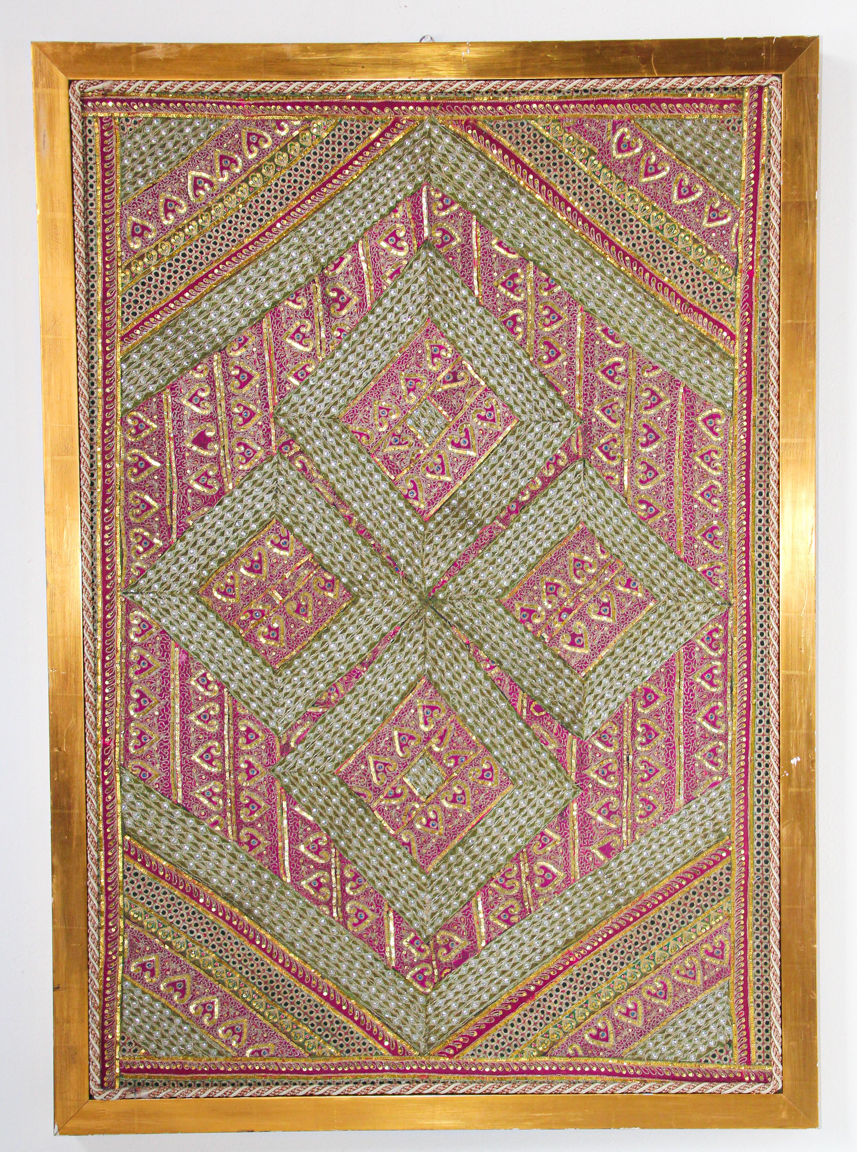 Grand textile brodé et matelassé à la main, originaire du nord de l'Inde.
Cadre de tapisserie de style moghol en soie et fils de métal du Rajasthan (Inde)
Un design fantaisiste d'art populaire asiatique dans ce patchwork distinctif avec un