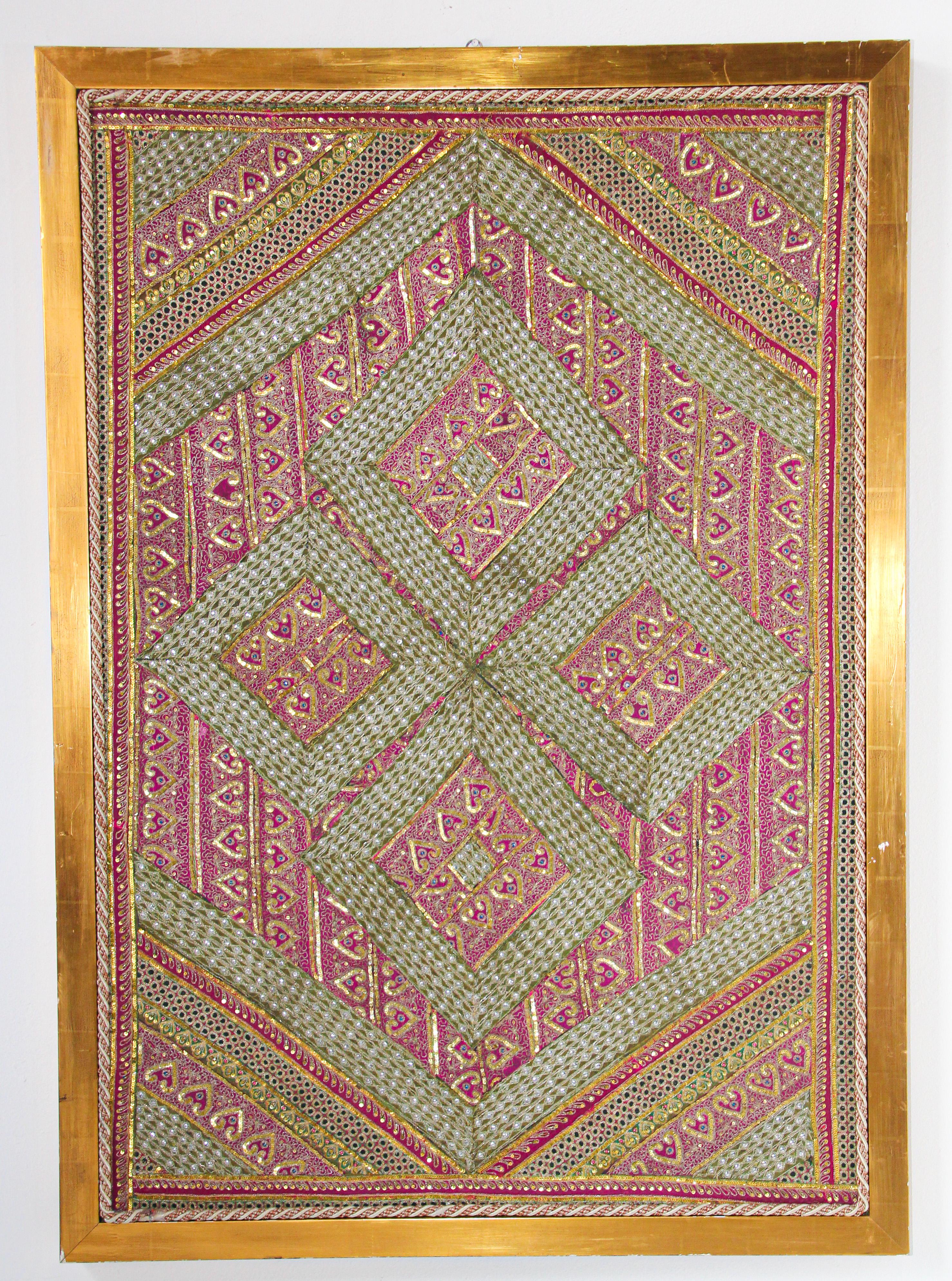 Gran textil bordado y acolchado a mano procedente del norte de la India.
Tapiz de seda y hilos metálicos de estilo mogol enmarcado procedente de Rajastán, India
Un extravagante diseño de arte popular asiático en esta distintiva obra de acolchado
