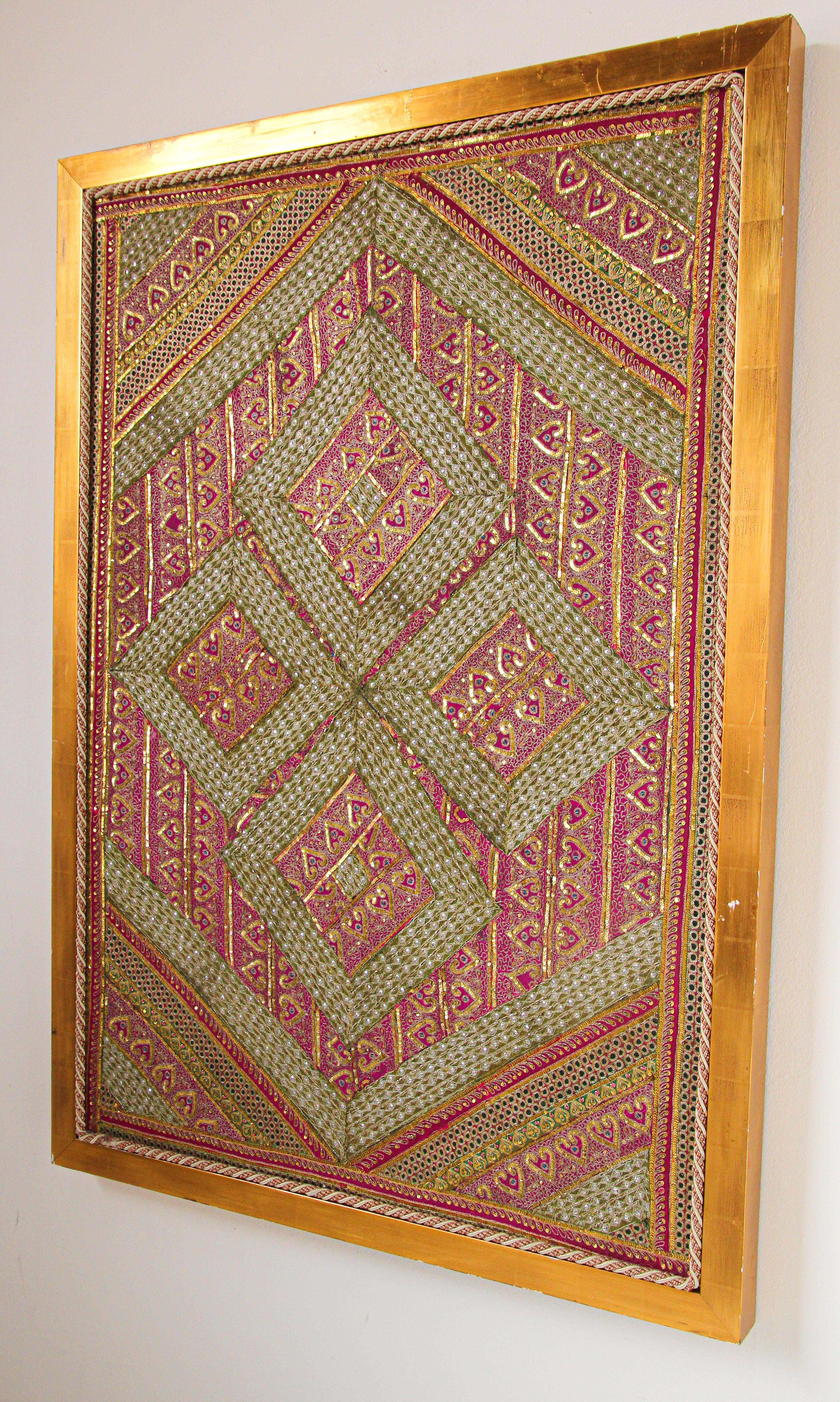 Tapiz de hilos metálicos de estilo mogol enmarcado procedente de Rajastán, India Indio en venta