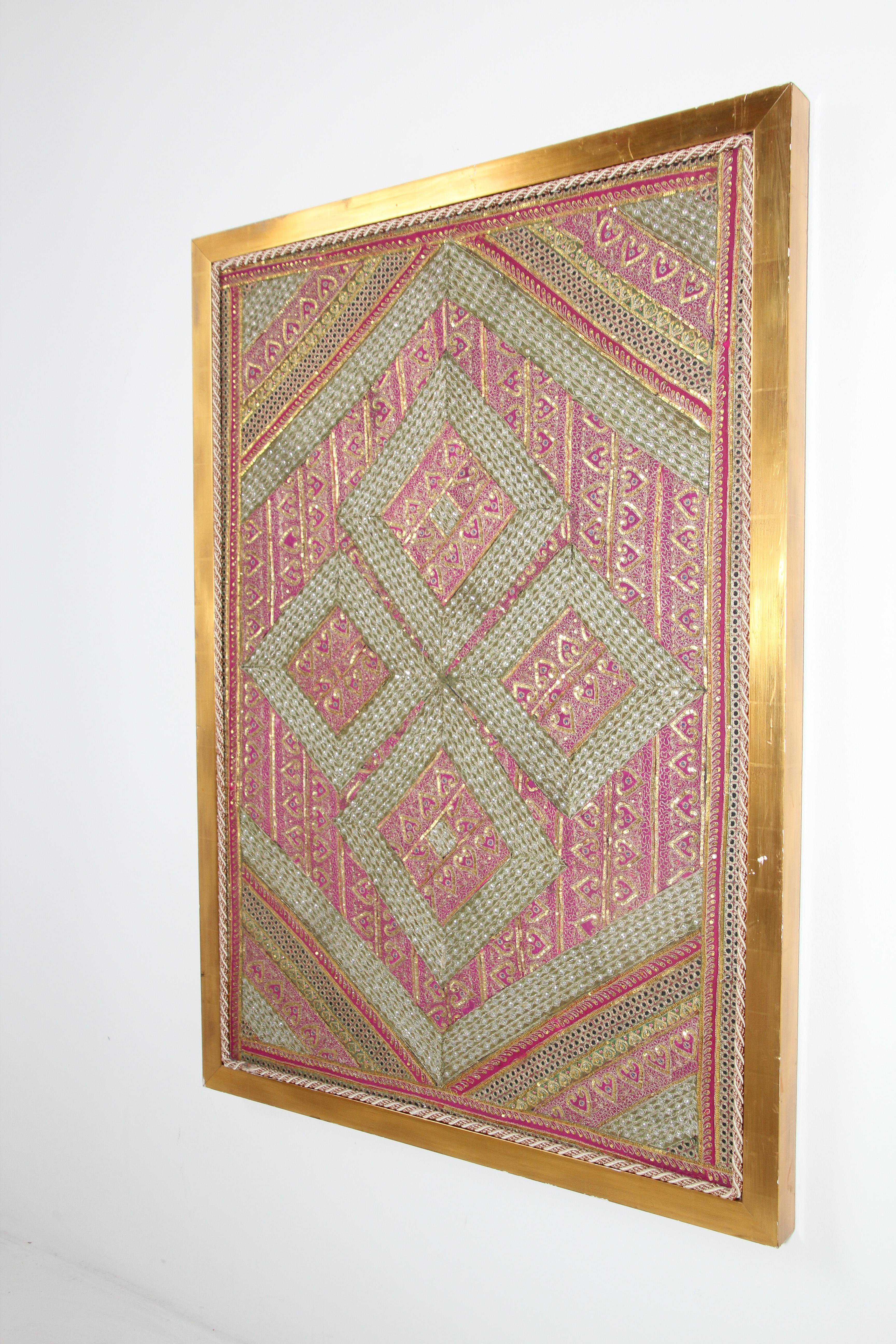 Tapiz de hilos metálicos de estilo mogol enmarcado procedente de Rajastán, India Hecho a mano en venta