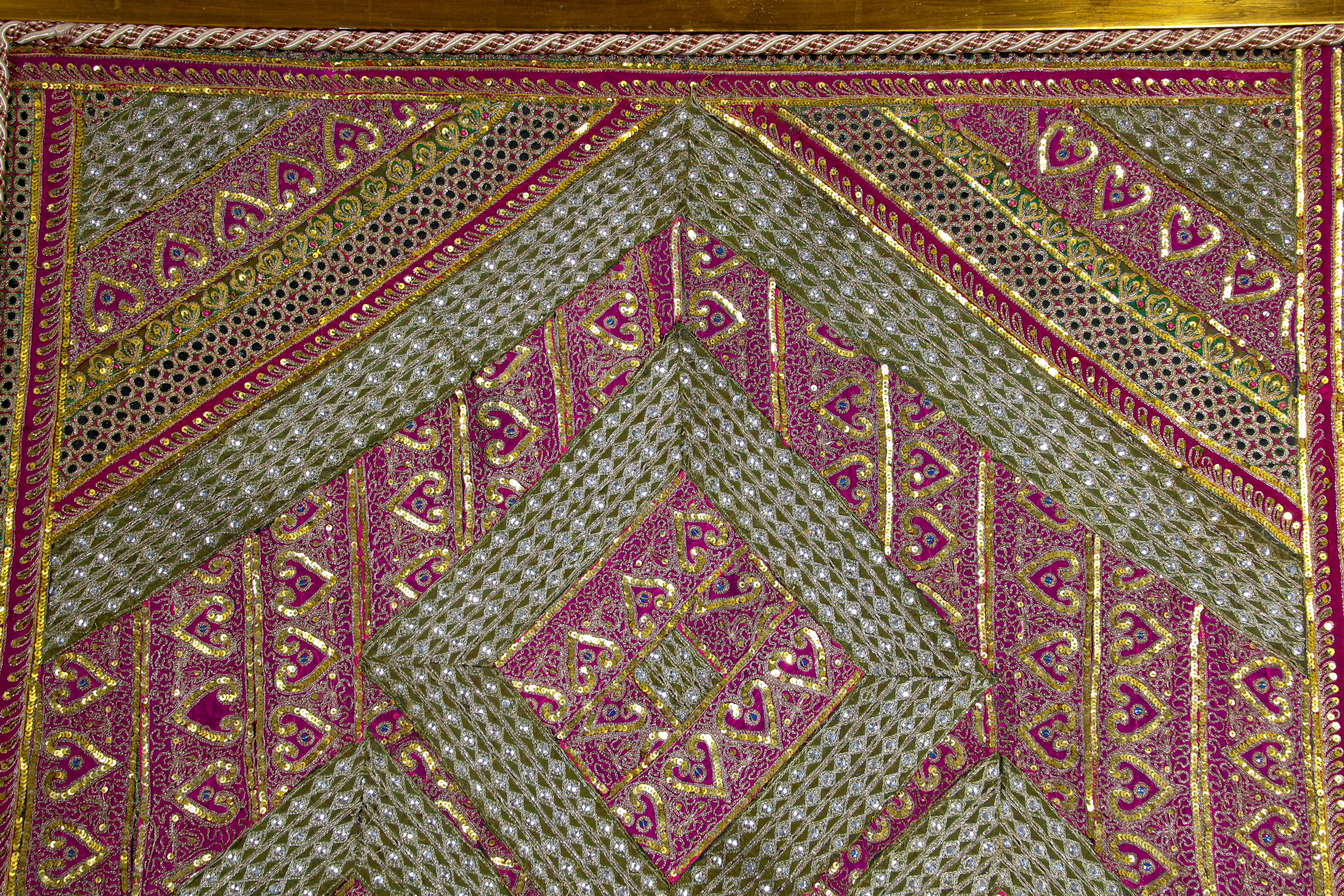 Gerahmter Wandteppich im Mughal-Stil aus Metallfaden aus Rajasthan, Indien im Zustand „Gut“ im Angebot in North Hollywood, CA