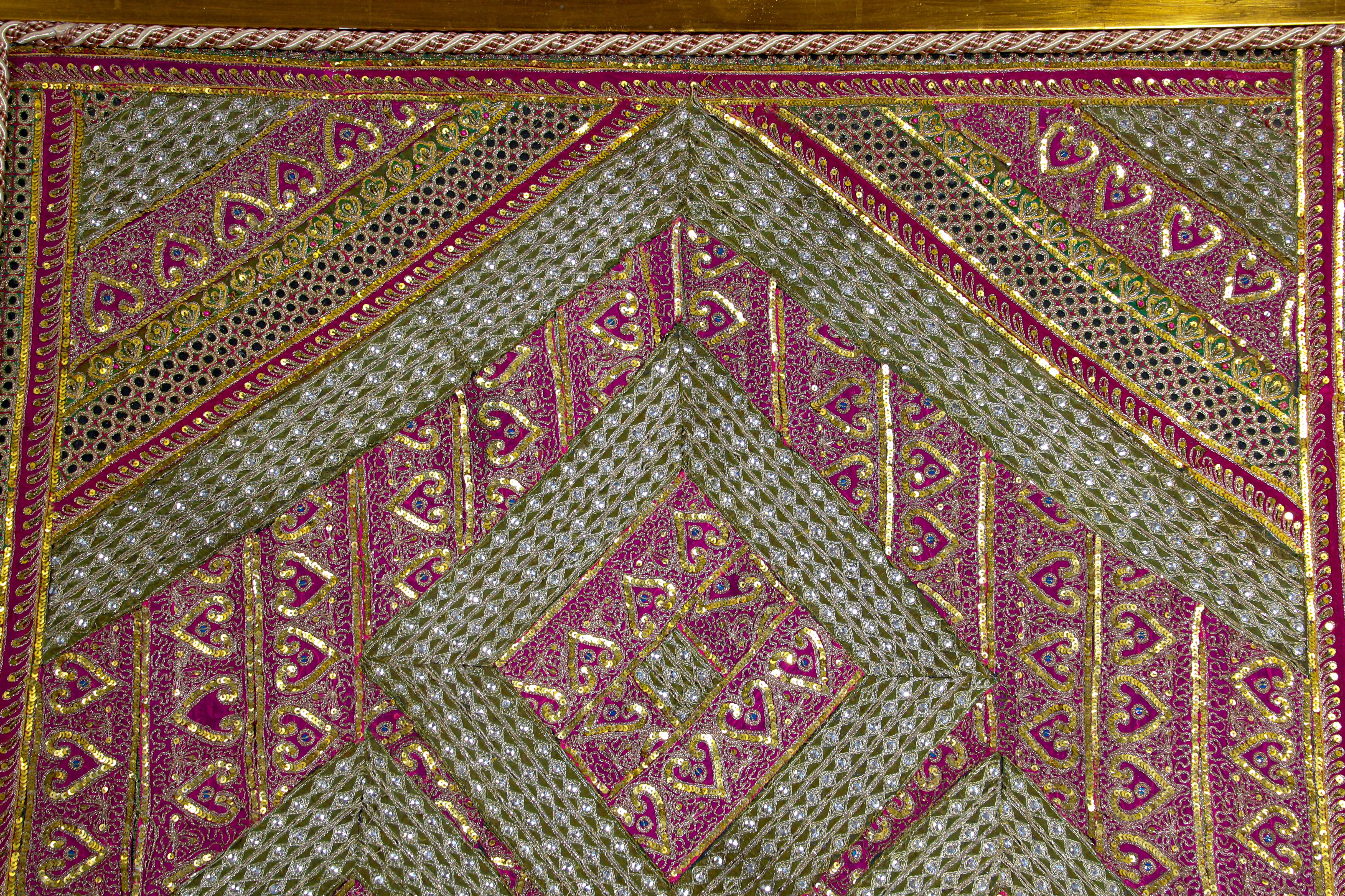 Tapiz de hilos metálicos de estilo mogol enmarcado procedente de Rajastán, India en Bueno estado para la venta en North Hollywood, CA