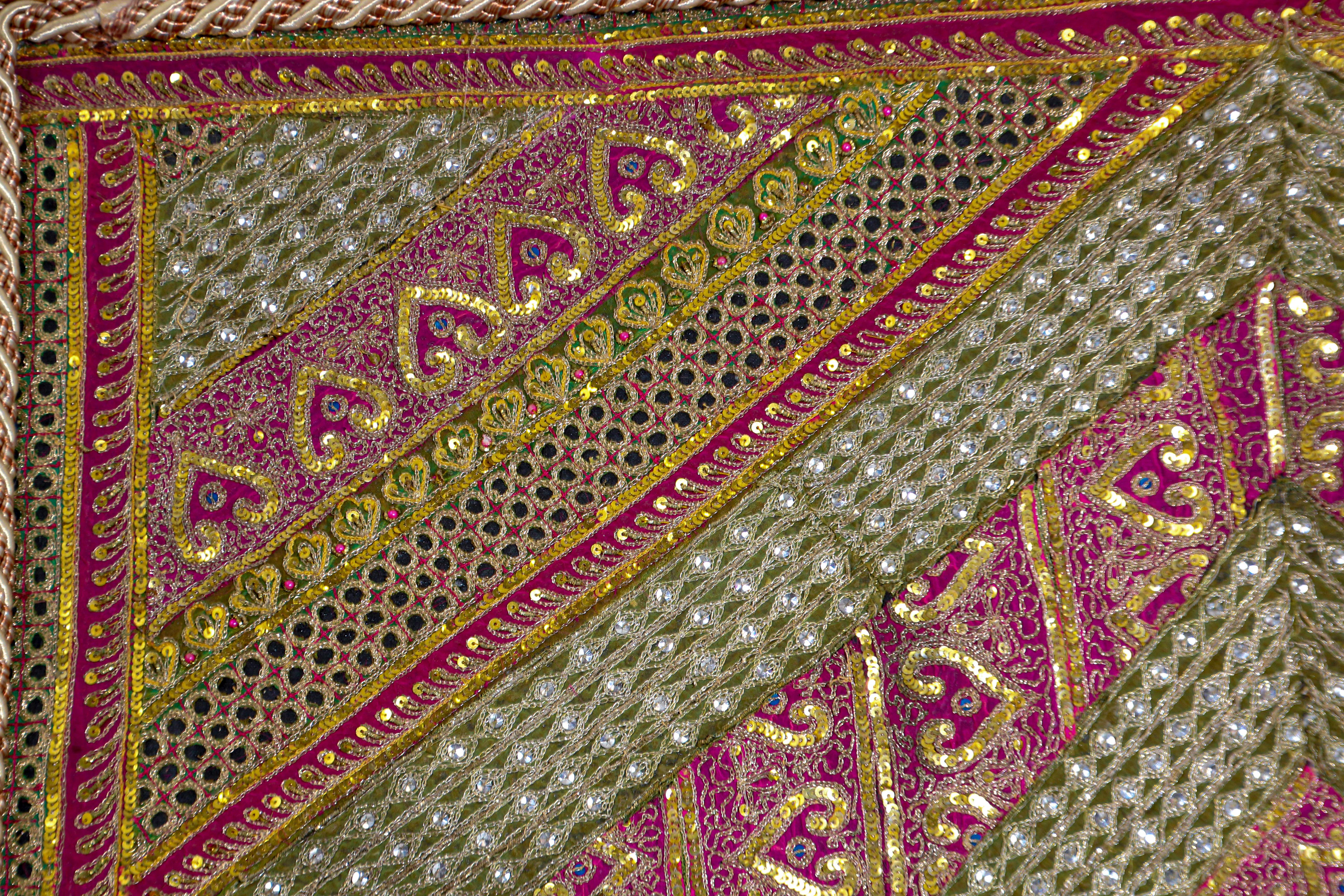 Tapiz de hilos metálicos de estilo mogol enmarcado procedente de Rajastán, India siglo XX en venta