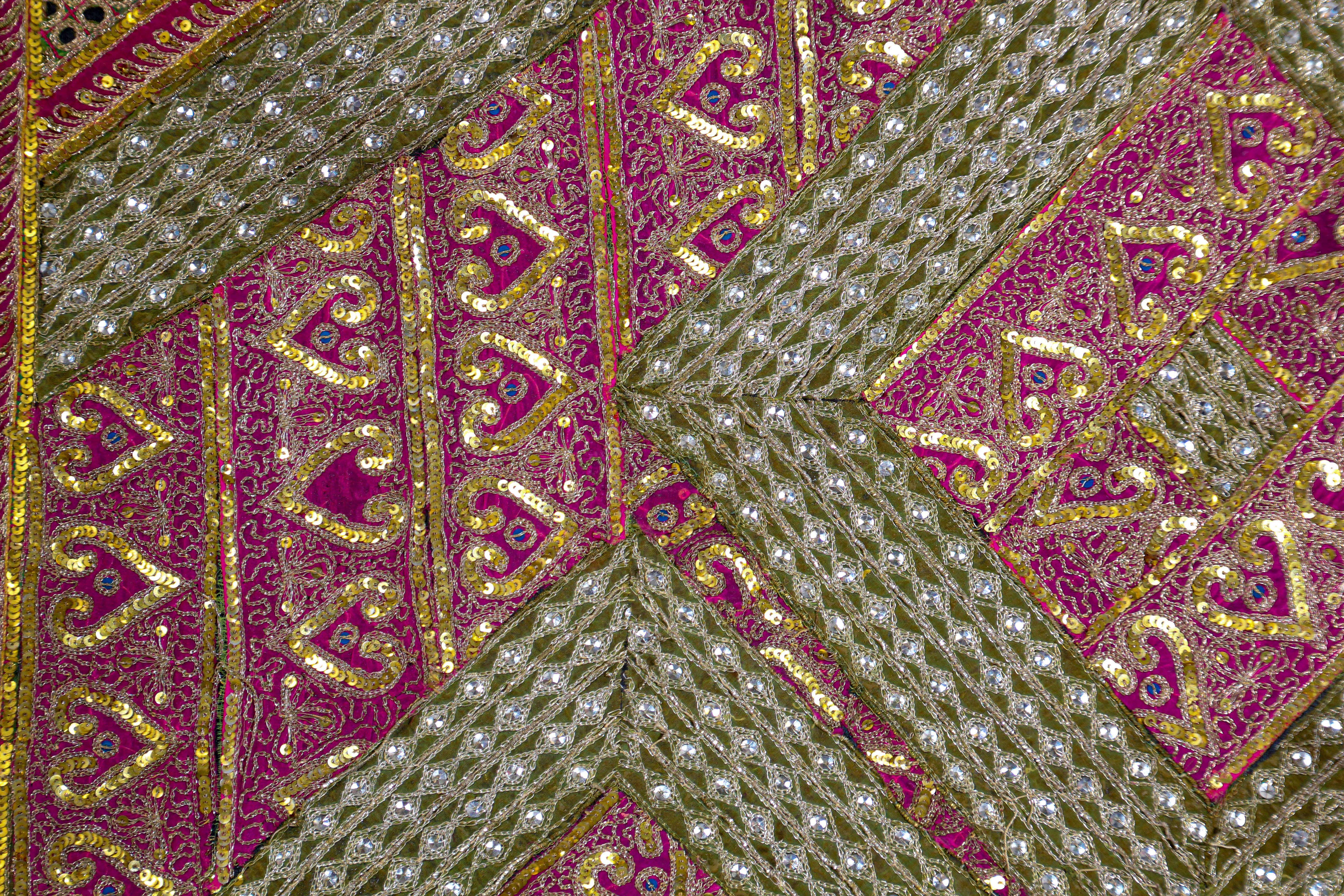 Tapiz de hilos metálicos de estilo mogol enmarcado procedente de Rajastán, India Algodón en venta