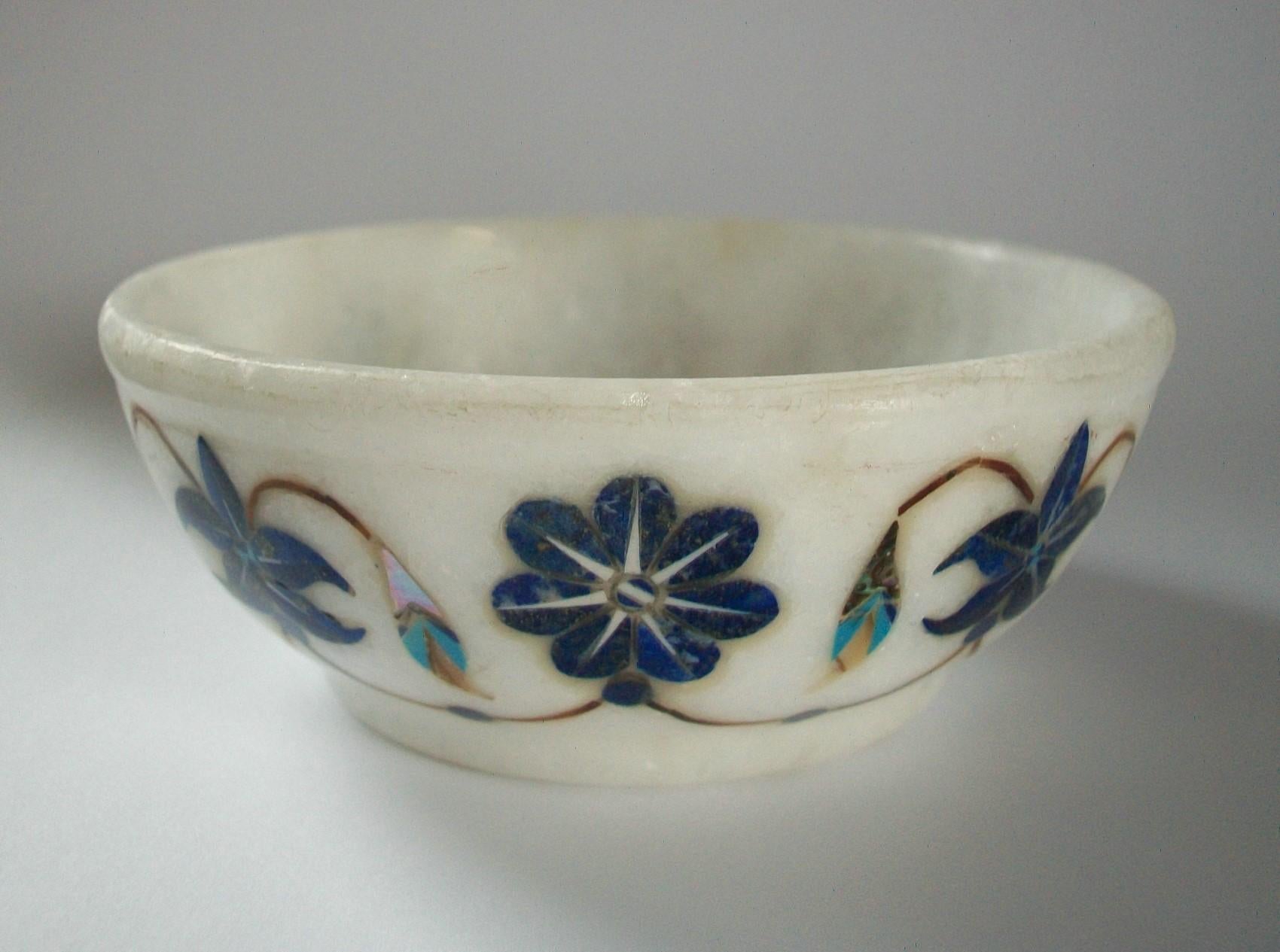 Mughal Style Pietra Dura Marble Bowl with Stone Inlay, India, Mid-20th Century For Sale 4