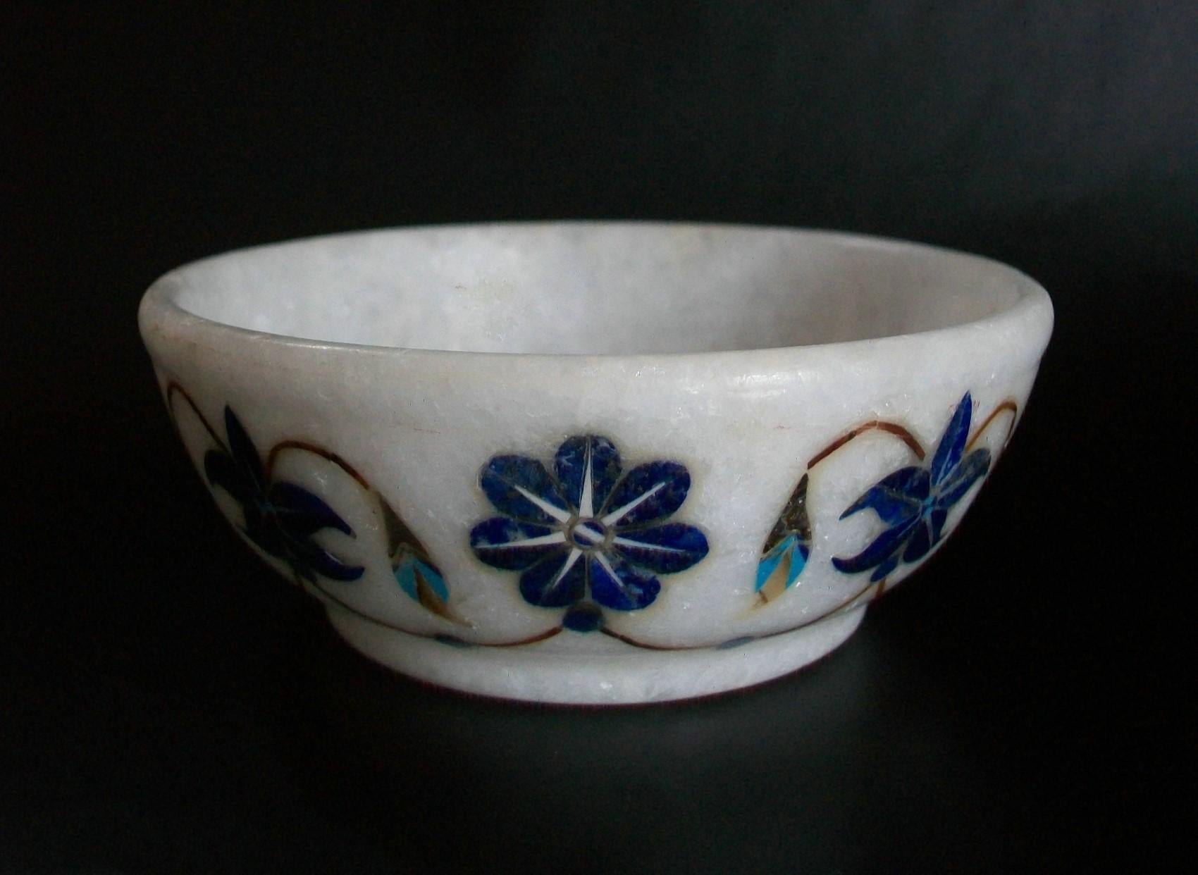 Mughal style pietra dura marble bowl - hand made - featuring a floral design with lapis lazuli, malachite, mother-of-pearl and turquoise inlay - unsigned - India - mid 20th century.

Excellent pre-owned condition - no loss - no damage - no