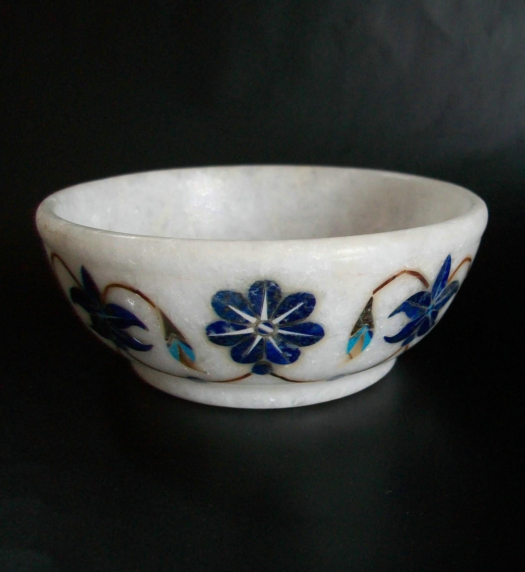 Anglo-Indian Mughal Style Pietra Dura Marble Bowl with Stone Inlay, India, Mid-20th Century For Sale