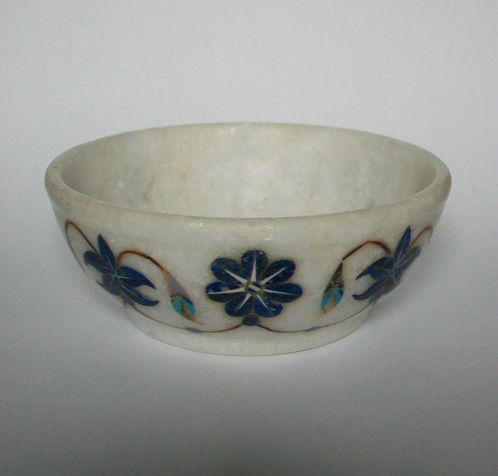 Hand-Crafted Mughal Style Pietra Dura Marble Bowl with Stone Inlay, India, Mid-20th Century For Sale