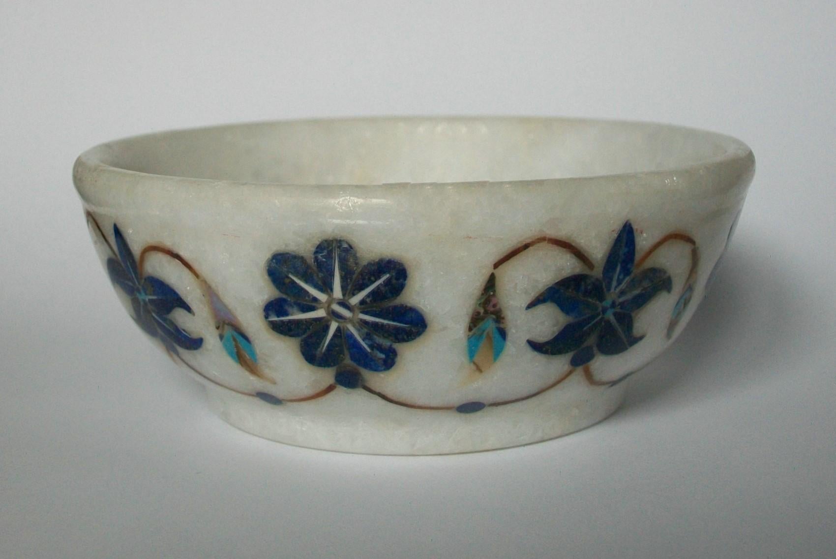 Mughal Style Pietra Dura Marble Bowl with Stone Inlay, India, Mid-20th Century In Good Condition For Sale In Chatham, ON