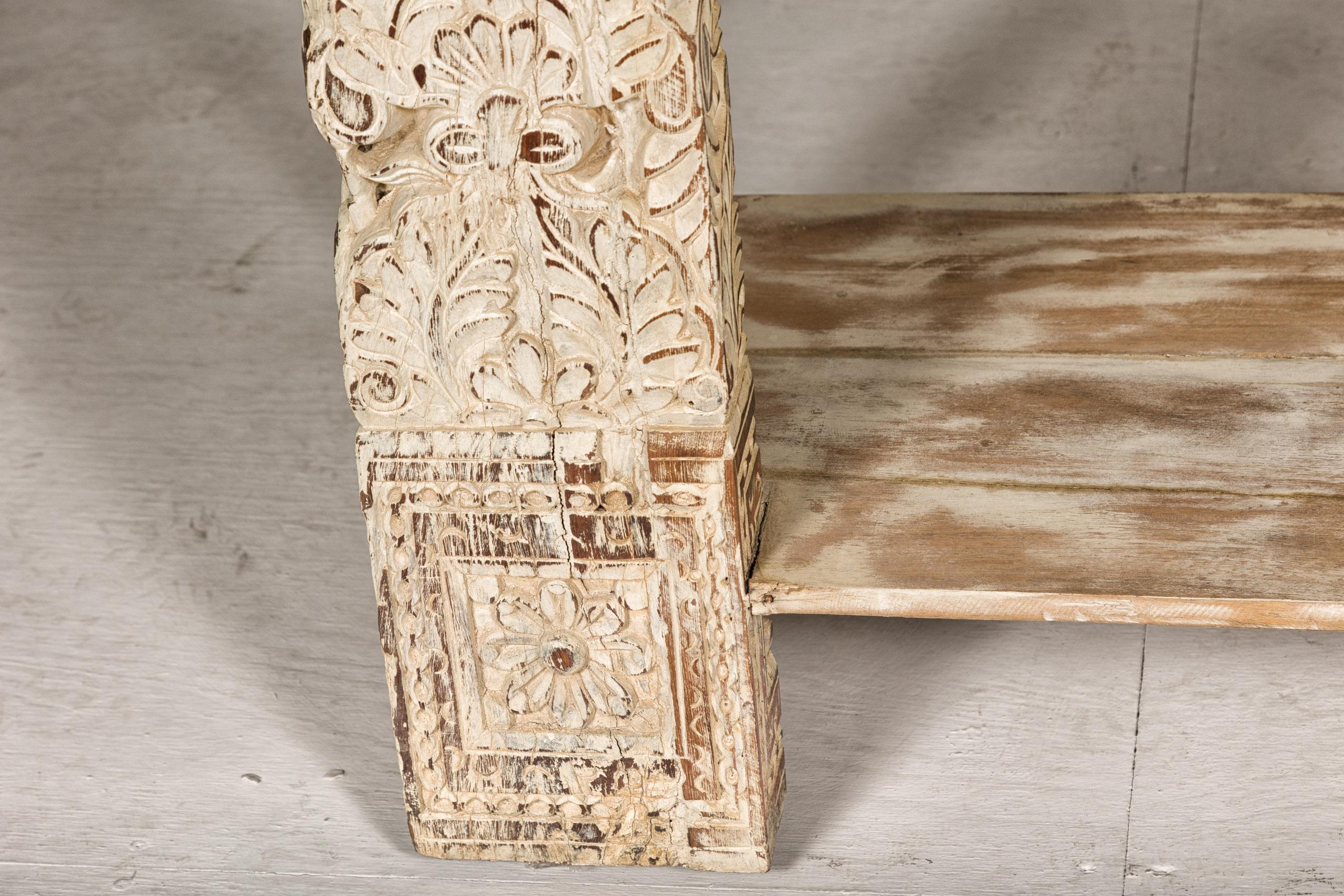 Konsolentisch im Mughal-Stil aus Weißwash mit geschnitzter Schürze und niedrigem Regal im Angebot 4