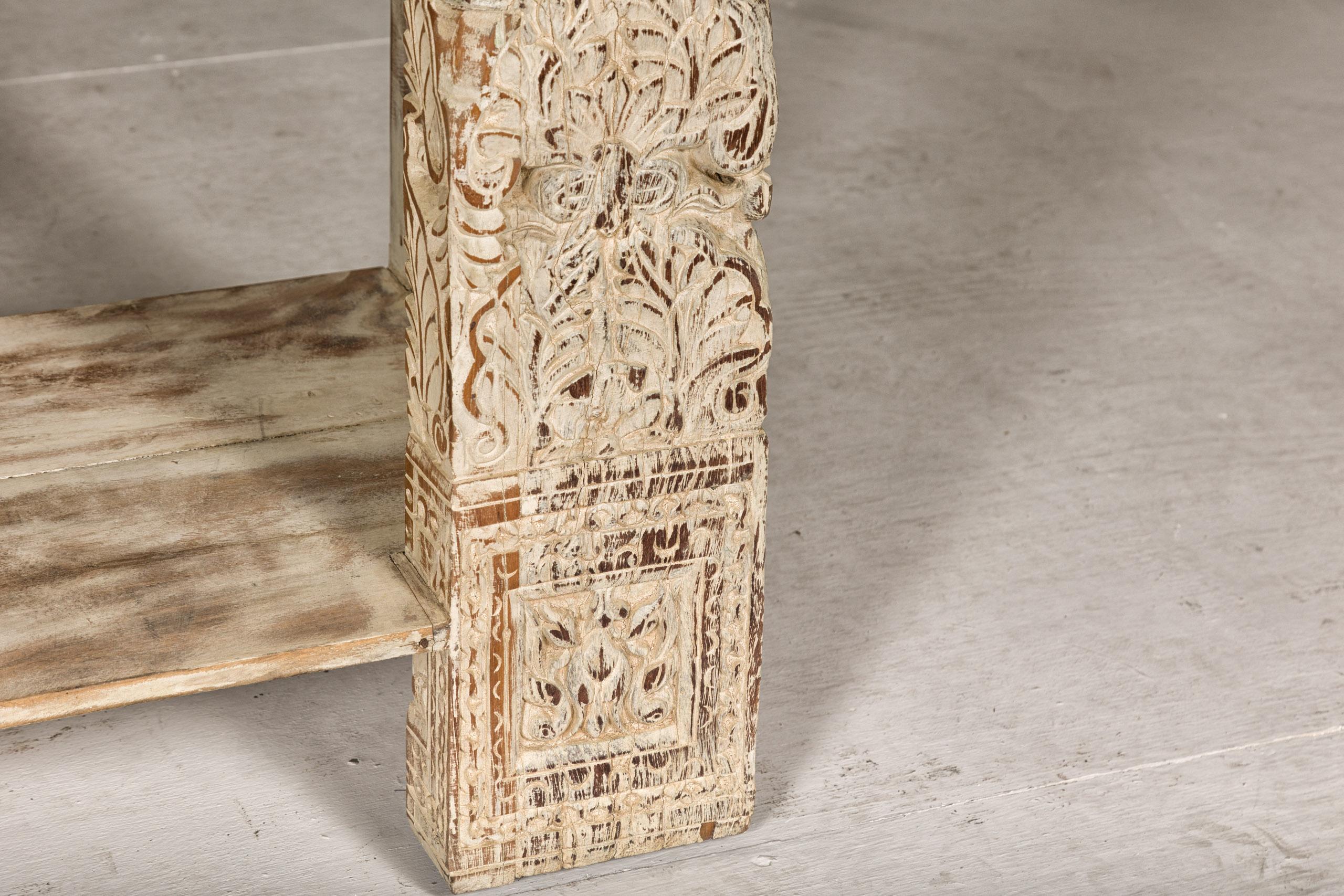 Konsolentisch im Mughal-Stil aus Weißwash mit geschnitzter Schürze und niedrigem Regal im Angebot 5