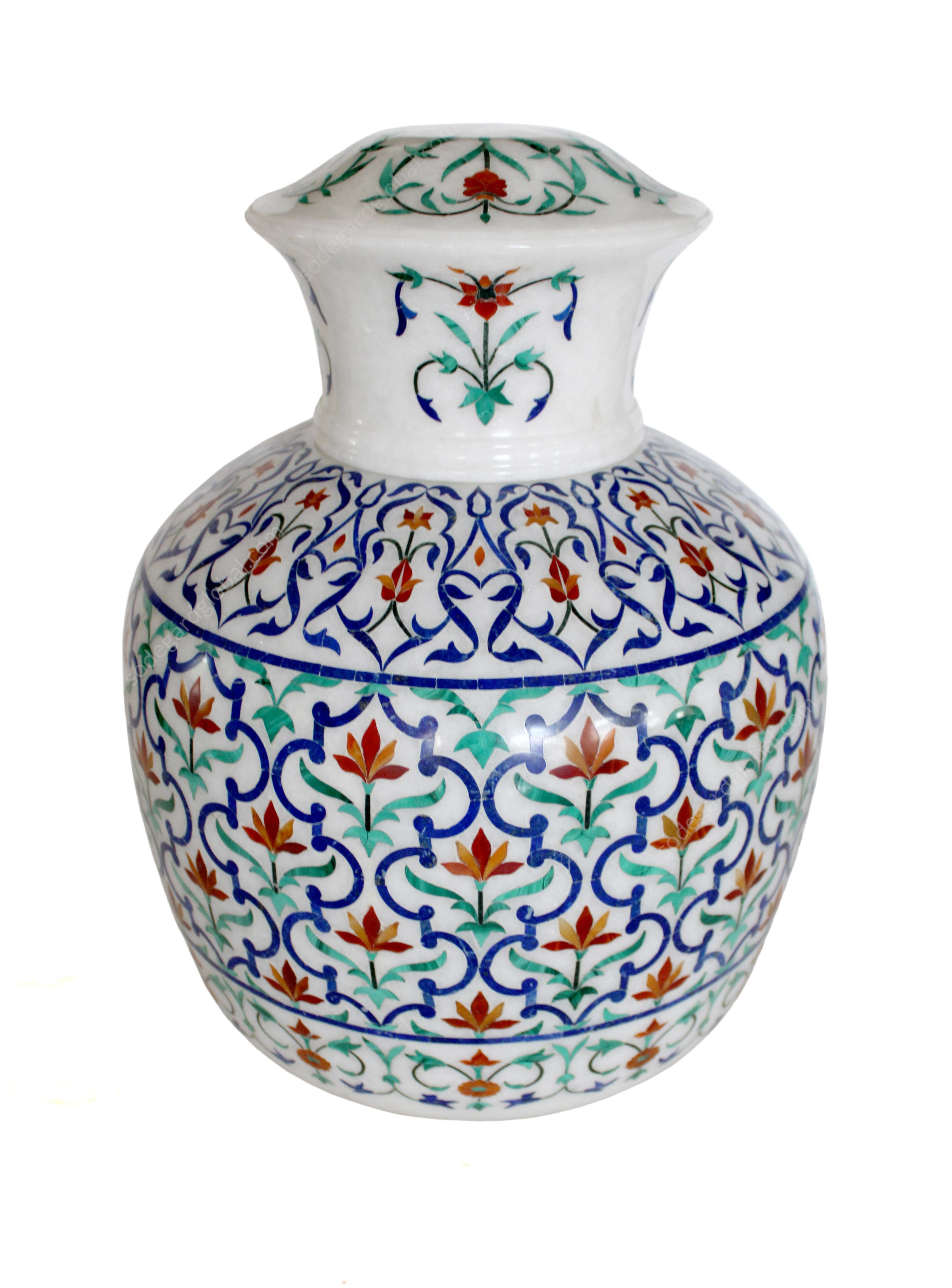 Diese atemberaubende Vase zeigt eines der auffälligsten Motive der Mogularchitektur in Indien. Zahlreiche Halbedelsteine sind mit der jahrhundertealten Technik der pietra dura / pacchikari auf dem weißesten Marmor eingelegt. Jedes Stück aus