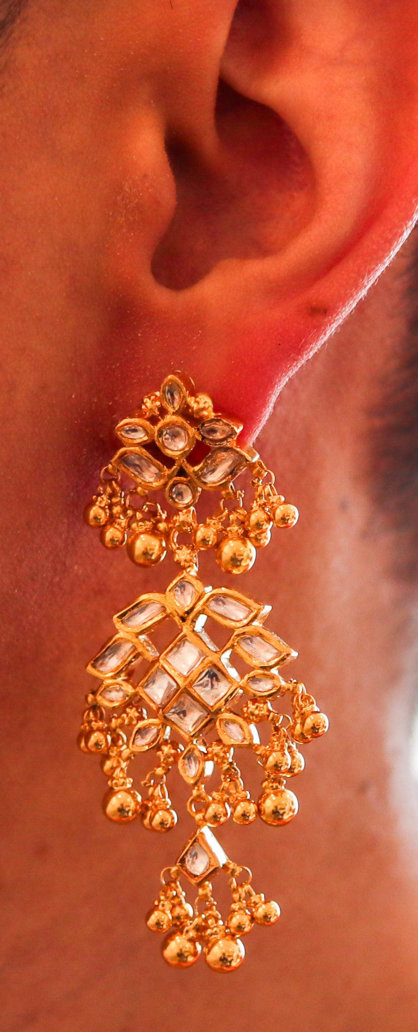 Paar Ohrringe mit baumelnden Mughal-Kronleuchtern.

Dies ist ein wunderschönes Paar Kundan-Ohrringe, die im Stil des Mughal Empire gefertigt wurden. Das wunderschöne Paar Kronleuchter-Ohrringe wurde sorgfältig aus massivem 22-karätigem Gelbgold