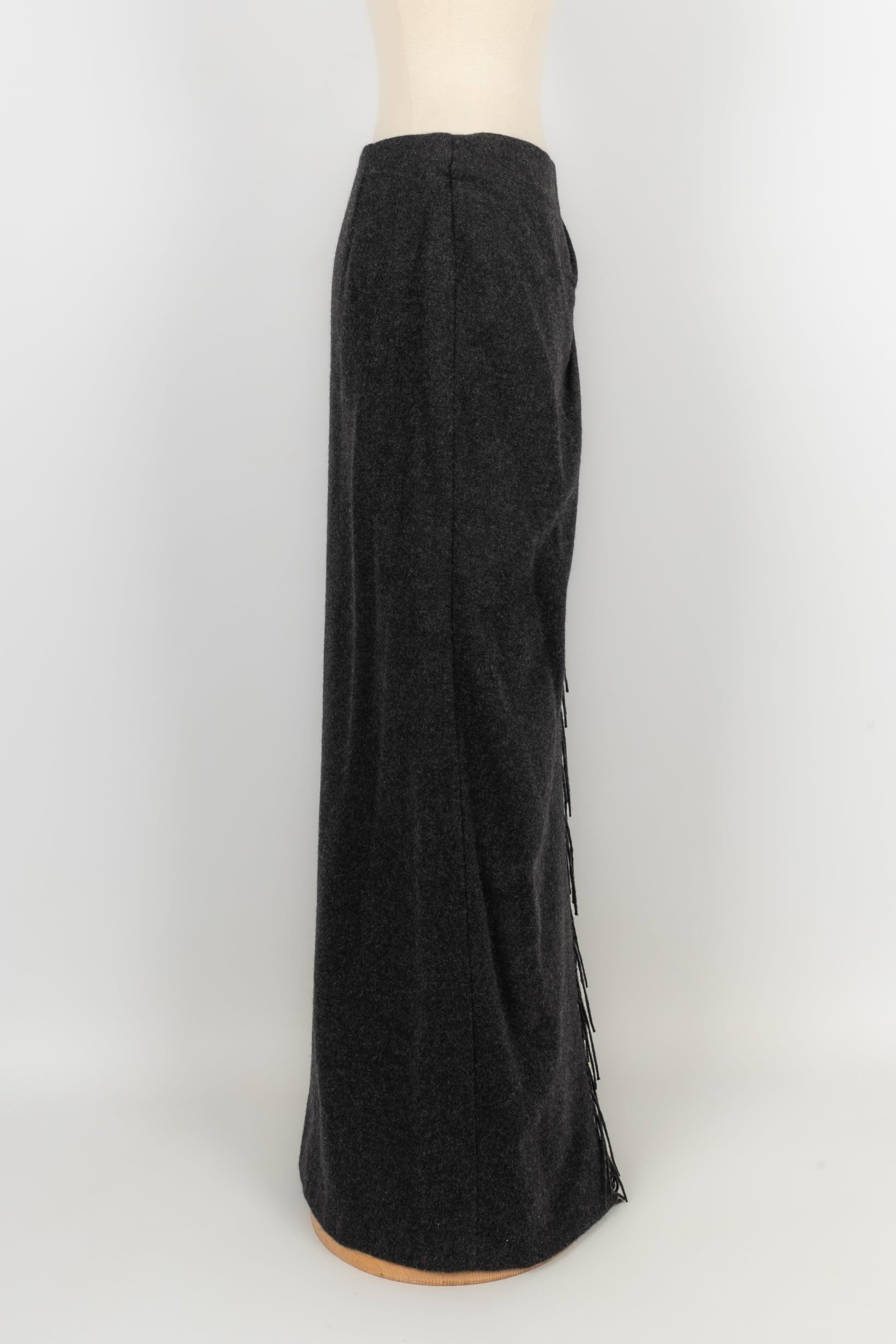 Mugler - Angora and wool wraparound skirt. No size indicated, it fits a 36FR/38FR.

Additional information:
Condition: Very good condition
Dimensions: Waist: 35 cm
Hips: 44 cm
Length: 104 cm

Seller reference: FJ80
