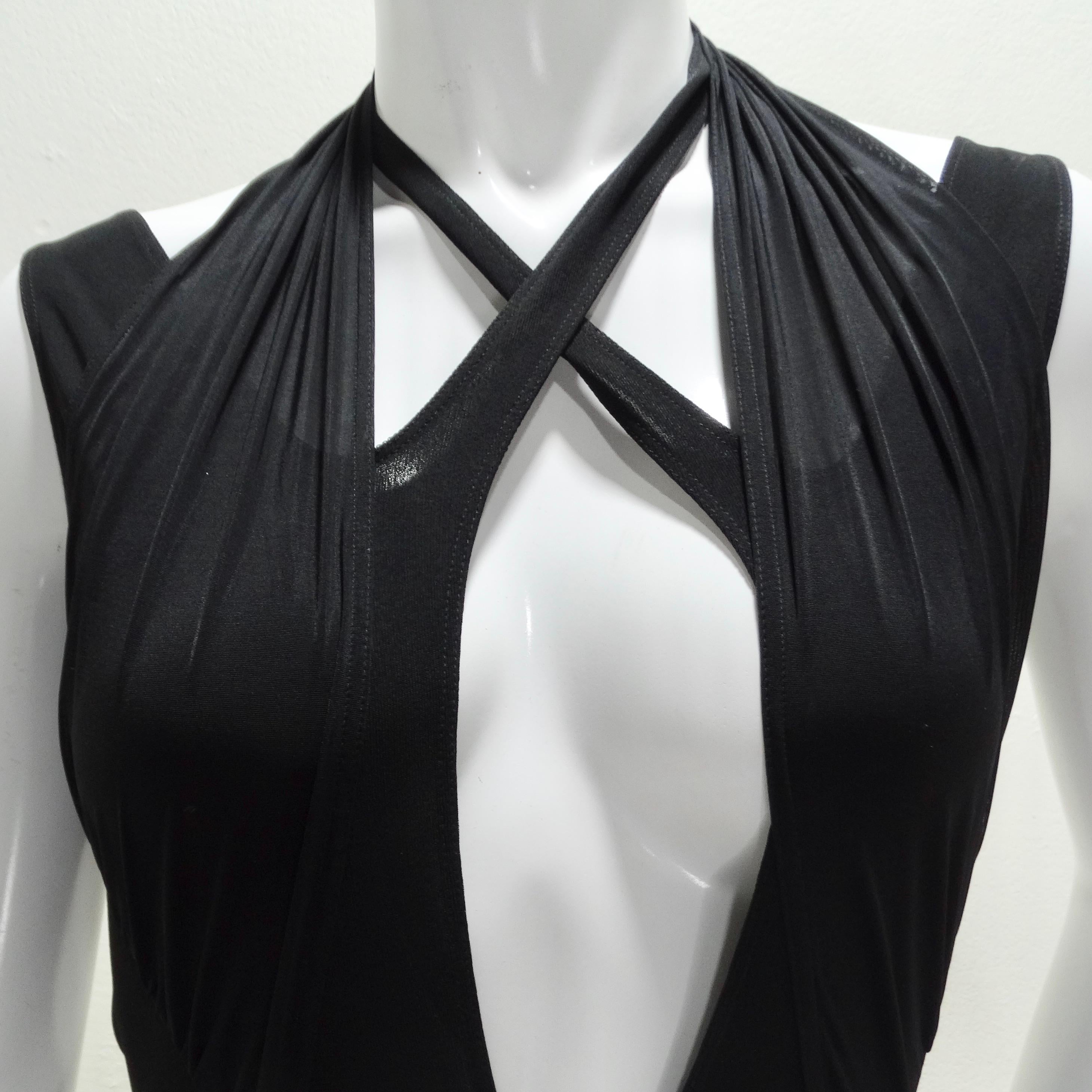 Der Mugler Black Criss Cross Bodysuit ist eine kühne Verkörperung von eleganter Modernität und unbestreitbarer Anziehungskraft. Dieser ärmellose Body aus Viskose-Jersey in zeitlosem Schwarz besticht durch seinen V-Ausschnitt mit überkreuzten Trägern