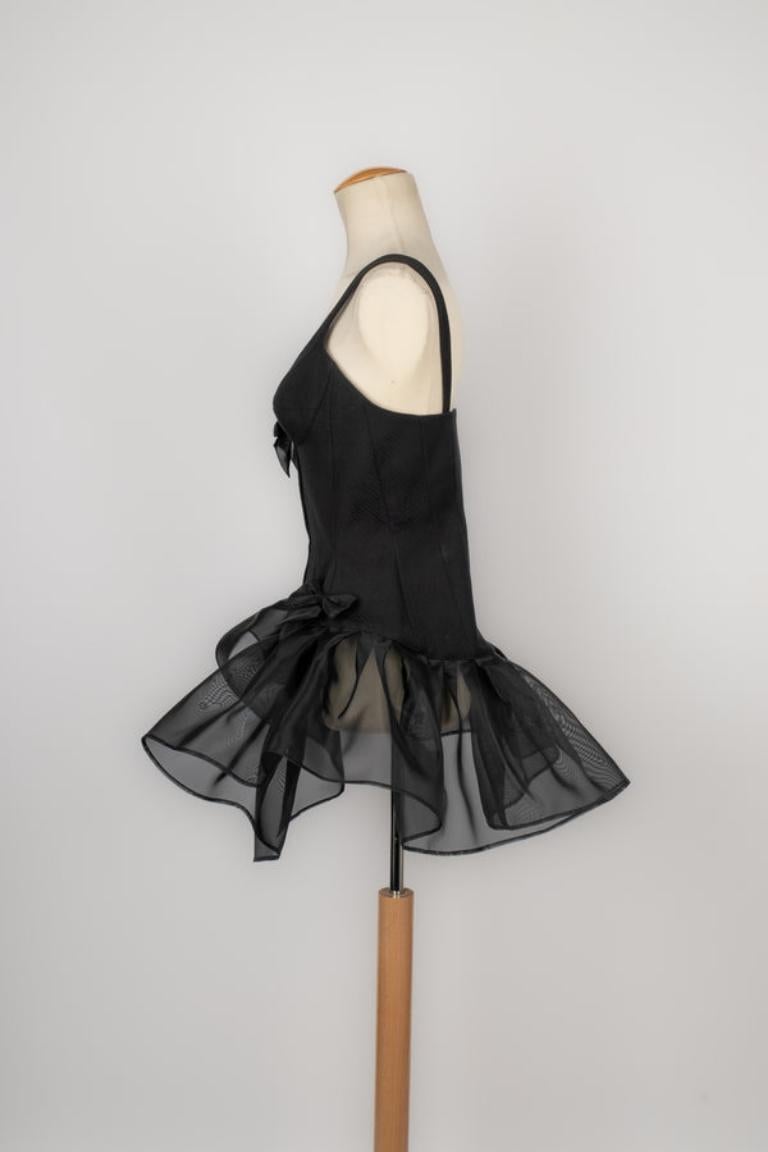 Thierry Mugler - (Made in France) Black tarlatan and cotton piqué dress with a tutu-style. Size 38FR. Piece from the 1990s.

Additional information: 
Condition: Very good condition
Dimensions: Chest: 47 cm - Waist: 34 cm - Length: 85 cm
Period: 20th
