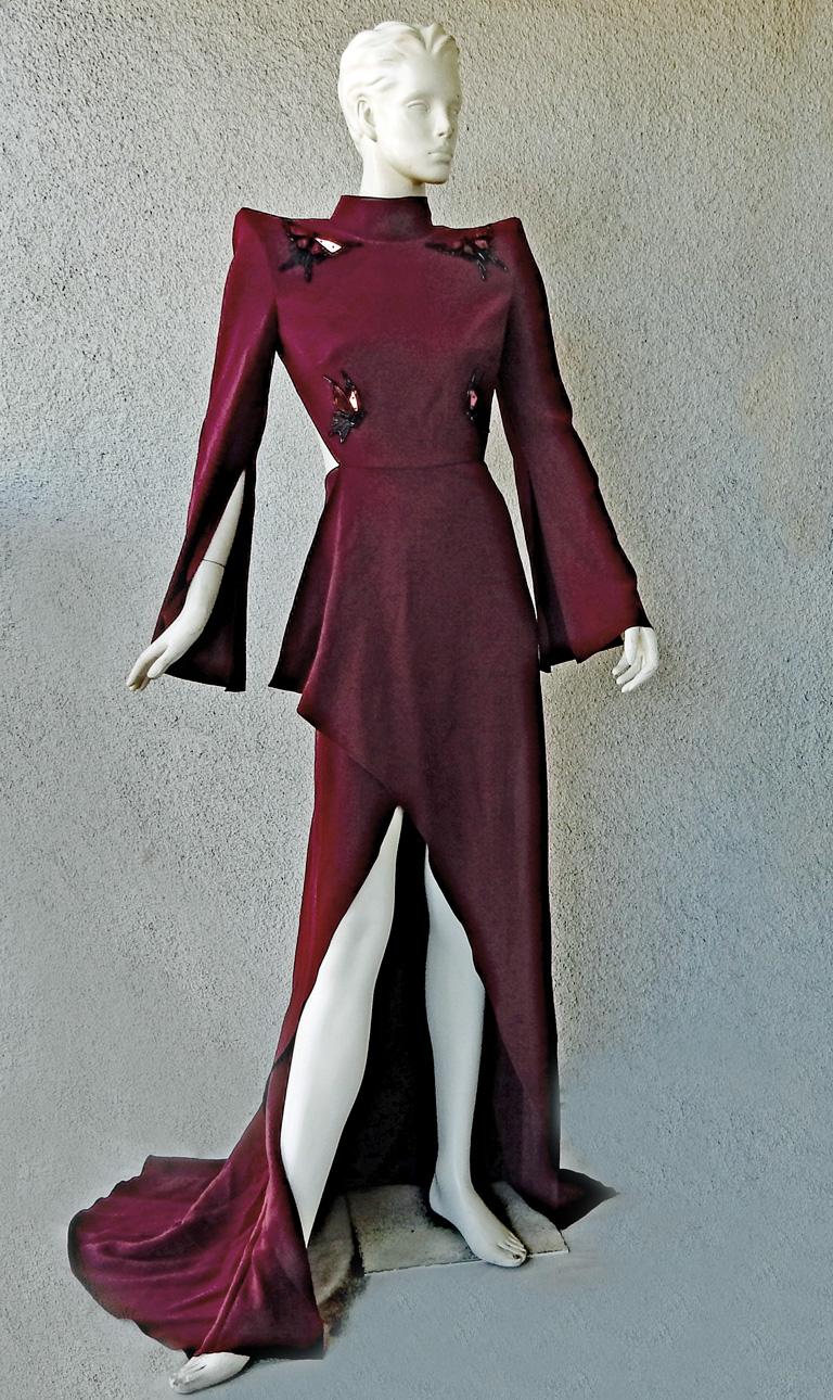 The Mugler label since 1974 and throughout the years has been known for critically-acclaimed structural  fashion.   The iconic Mugler silhouette is dramatic, architectural and impactful.  Visually stunning.

This burgundy body hugging dress easily