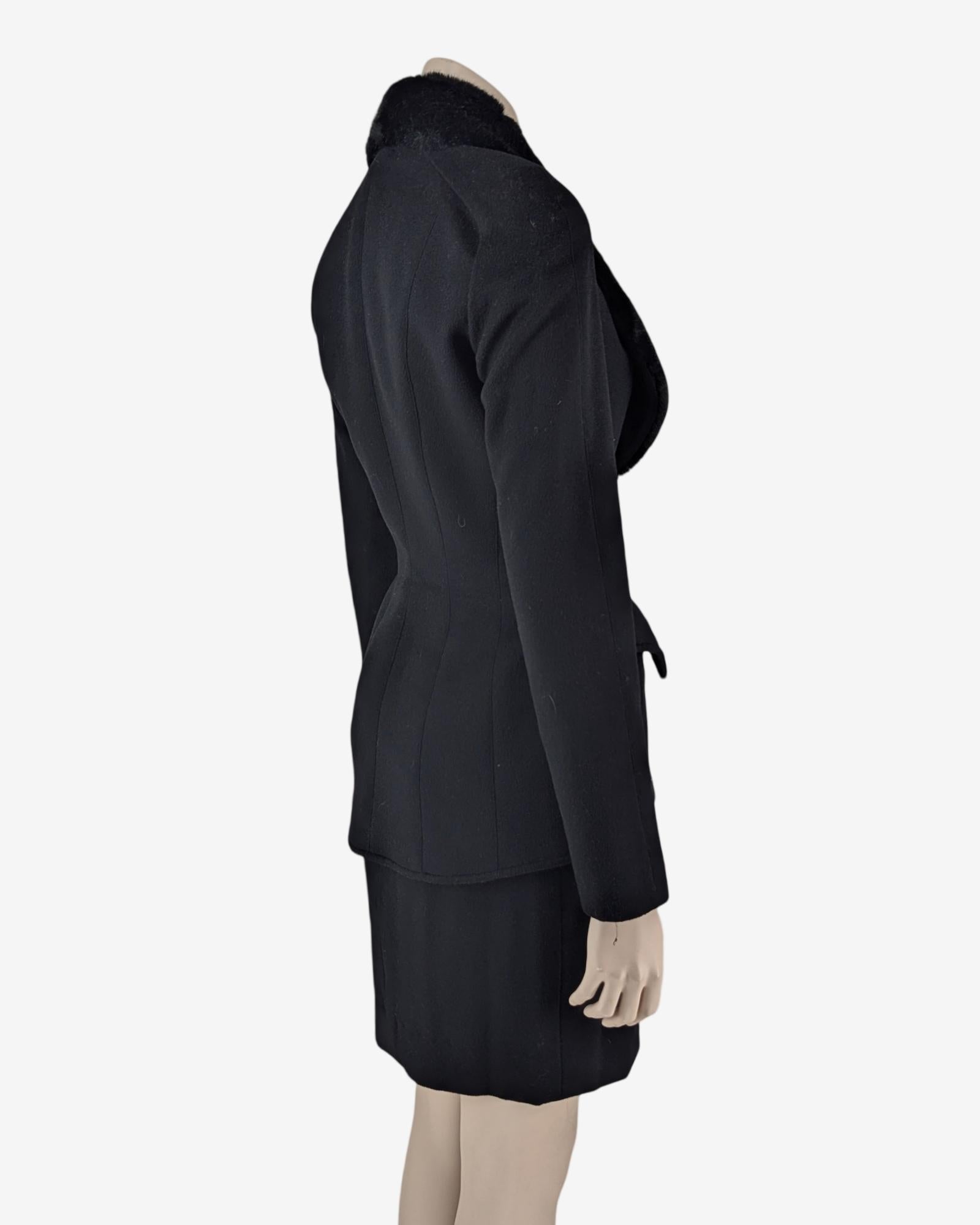 Mugler Kunstpelzkragen-Rockanzug im Angebot 4