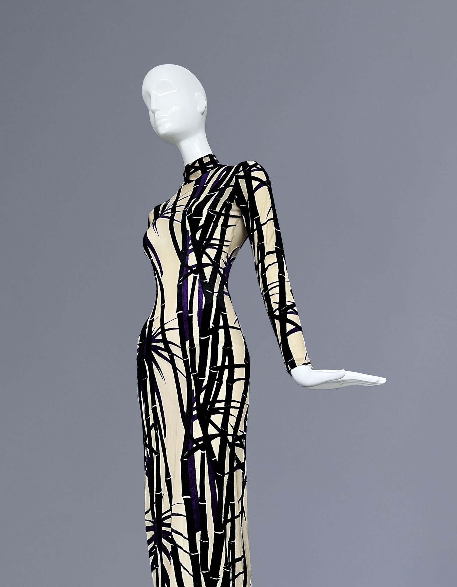 Superbe robe Mugler extrêmement rare - chargée de séduction et d'électricité cinétique. Cette robe est à couper le souffle : une colonne d'illusion et d'intention qui effleure le corps, enveloppée dans un fourré graphique de bambous en velours qui