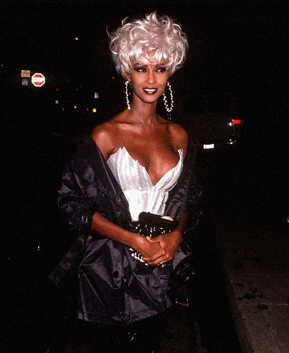 Corsage électrisant en or brillant de Mugler.
Magnifiquement sculpté pour la forme féminine, il canalise la tension entre architecture et séduction propre à la maison. Chaque panneau se déploie comme un pétale métallique, doucement ondulé, mais très