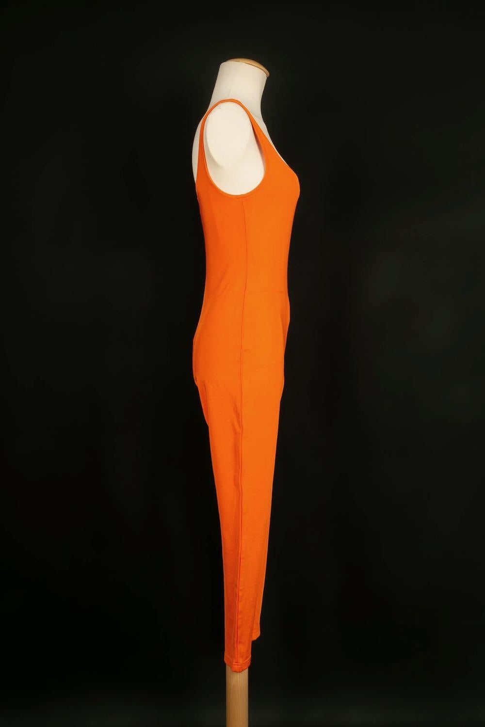 THIERRY MUGLER - (Attribué à) Combinaison orange. L'étiquette de la taille et de la marque ont été coupées, le costume convient à une taille 36FR. A noter, la présence d'une petite tache. Le Label de la marque a été supprimé.

Condit :
Bon
