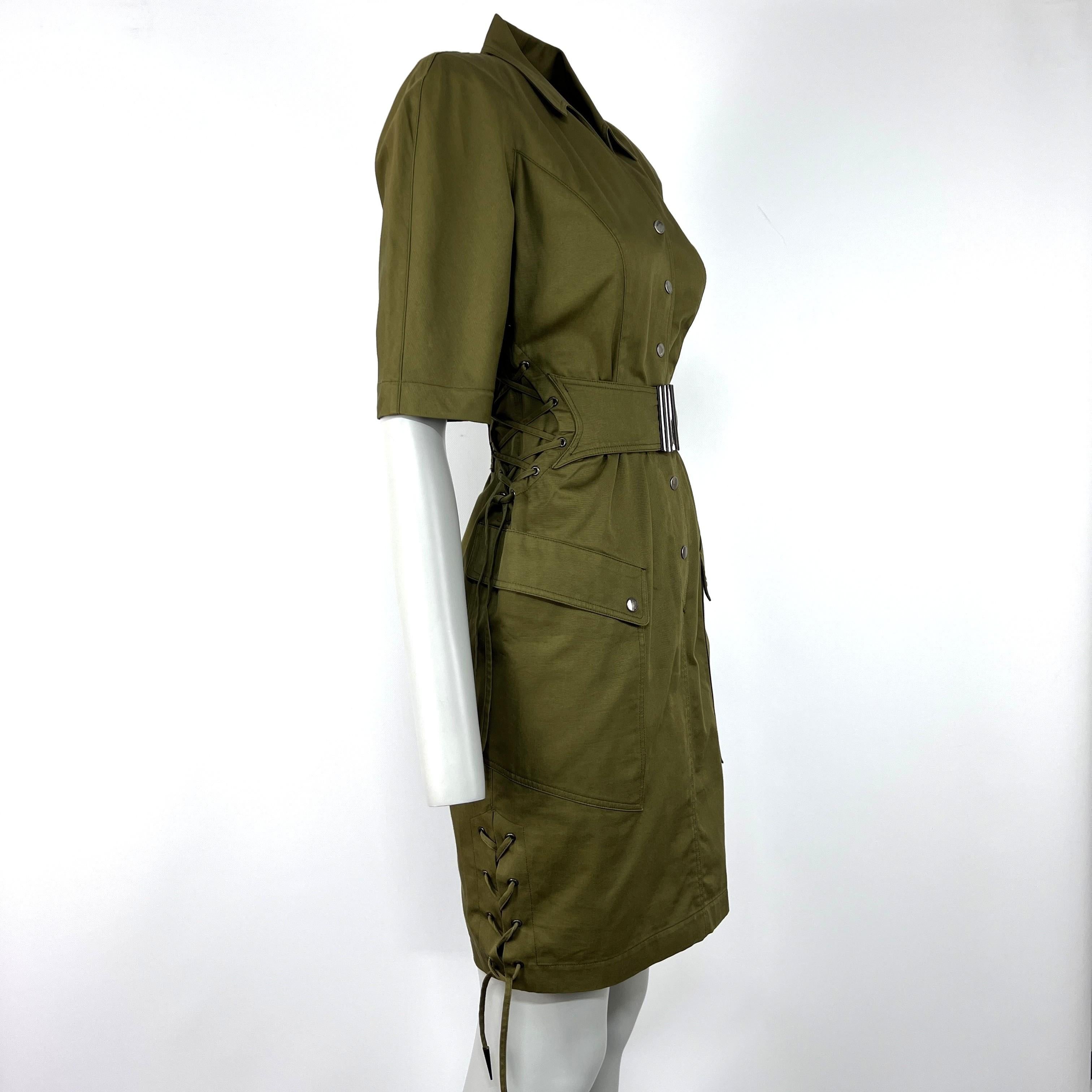 Robe MUGLER en Coton Vert Kaki. Pas de taille indiquée conviendra à une taille XS d'après les mesures relevées. Micro rayures sur la boucle de fermeture.
