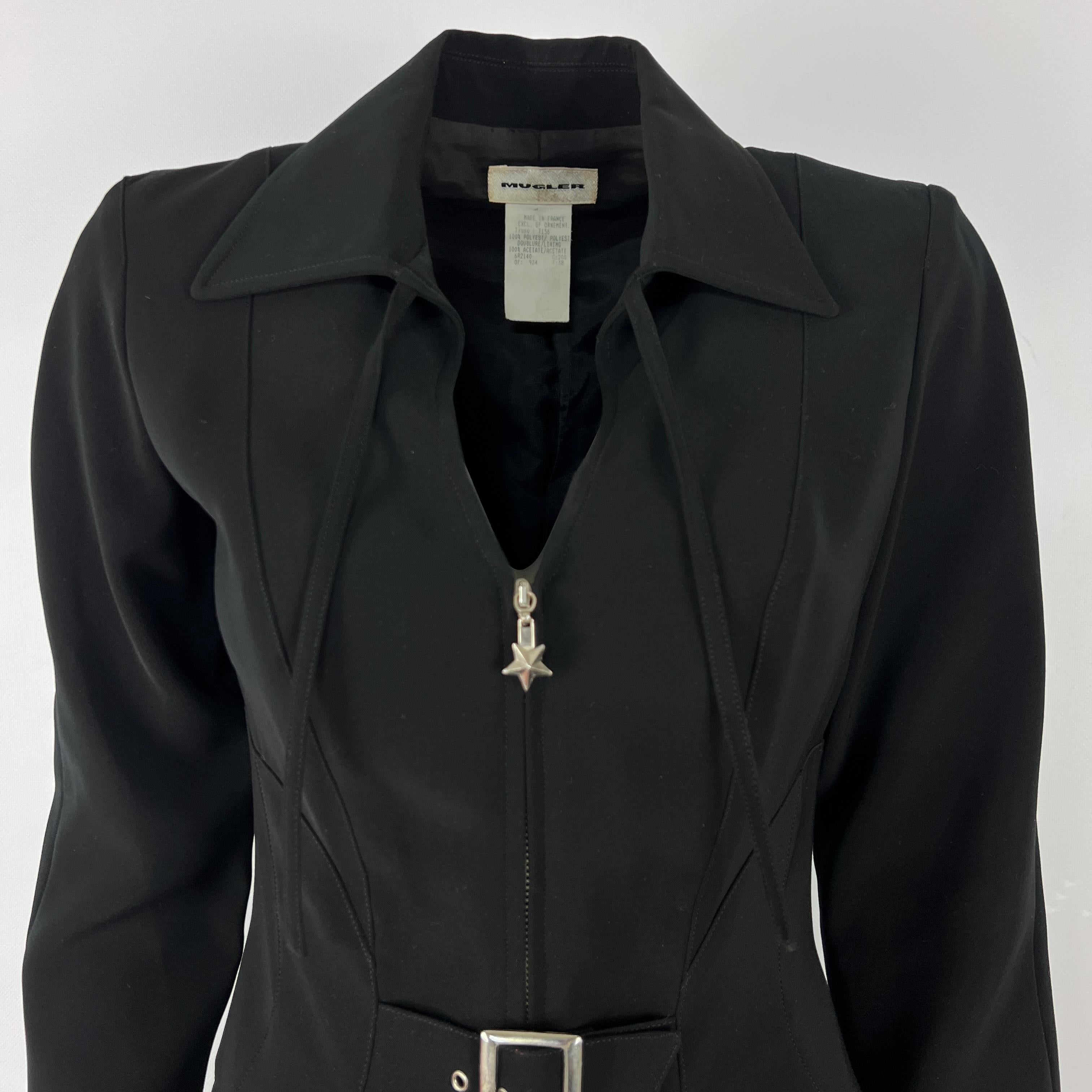 Robe MUGLER minimaliste et sculptante en polyester noir. Fabriquée en France, taille indiquée 38 FR, convient pour une taille S d'après les mesures. Lignes nettes qui subliment la silhouette. Longueur : 130 cm. État : Excellent.