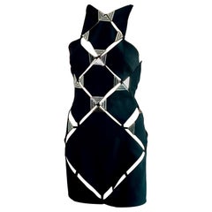 Mugler F/S 2016 Laufsteg verziertes schwarzes Minikleid mit Ausschnitten