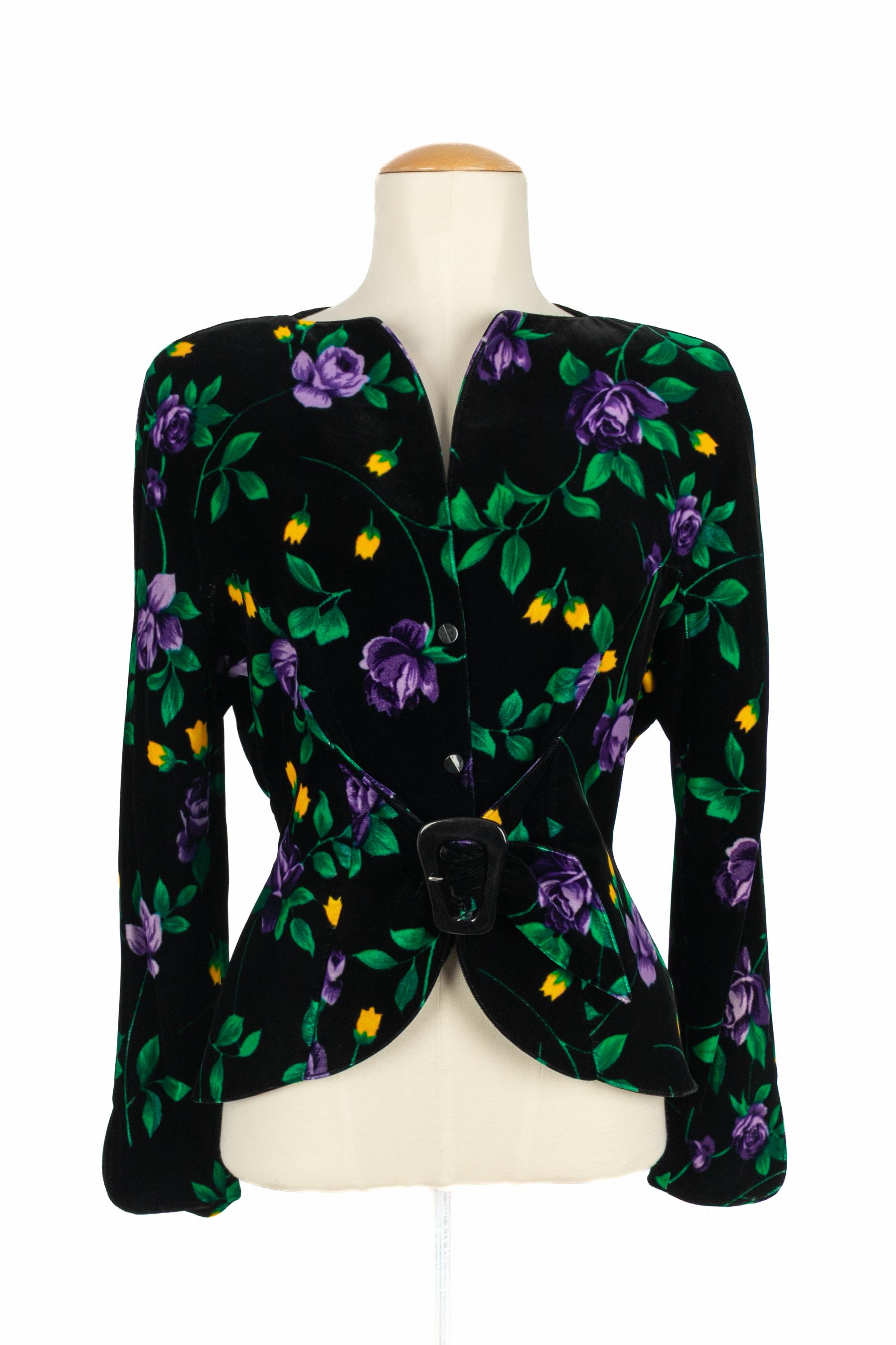 MUGLER - (Made in France) Chaqueta de terciopelo negro con flores moradas y amarillas. Faltan las etiquetas de talla y composición, se ajusta a una 38FR.

Estado:
Muy buen estado

Dimensiones:
Anchura de los hombros: 40 cm - Pecho: 42 cm - Cintura:
