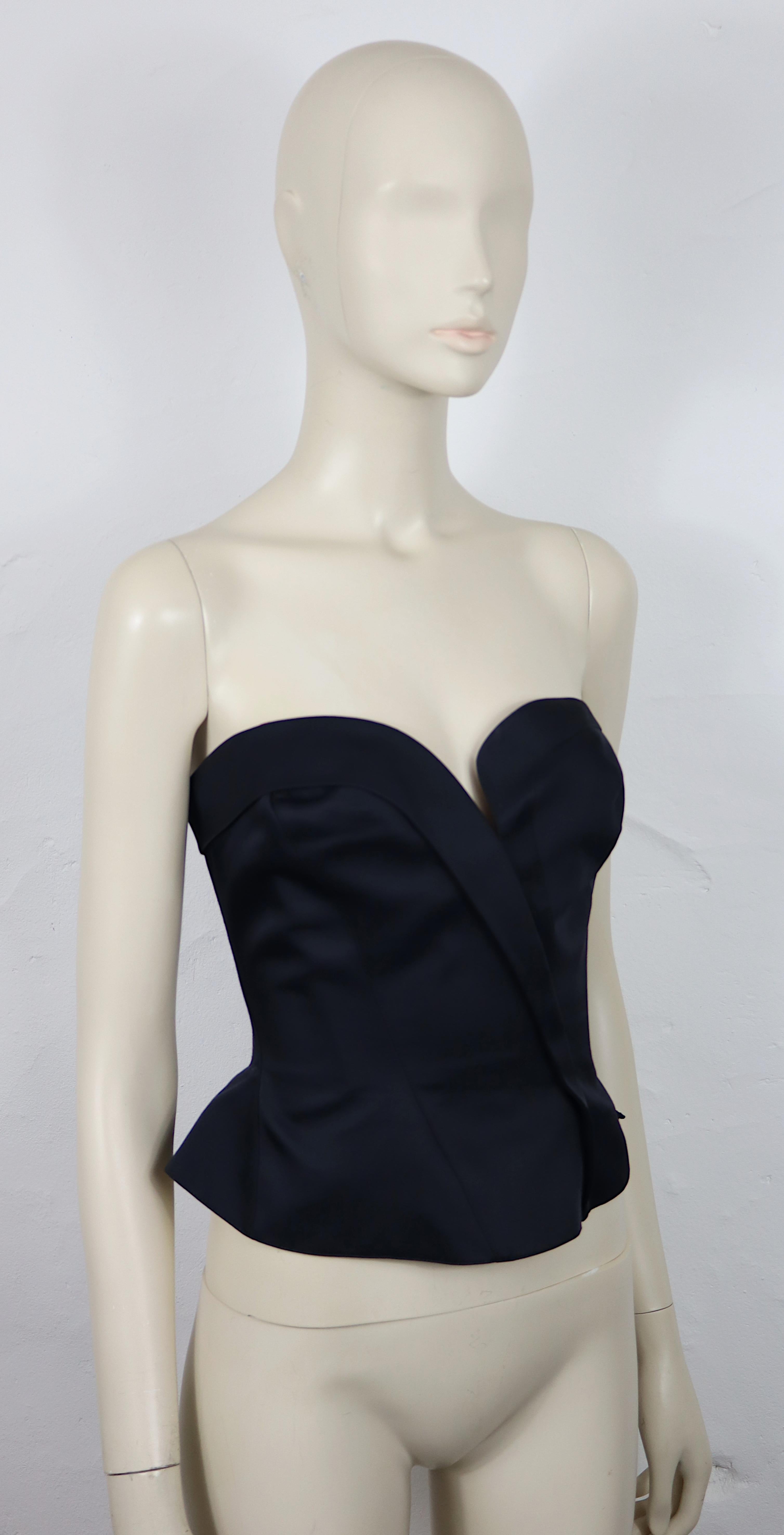 THIERRY MUGLER Vintage schwarzes Bustier-Korsett.

Dieses Bustier verfügt über :
- Schwarzer Stoff (Wollgemisch)
- Entbeinen
- Verdeckter Reißverschluss an der Seite
- Rotes Acetatfutter

Auf dem Label steht MUGLER.
Hergestellt in