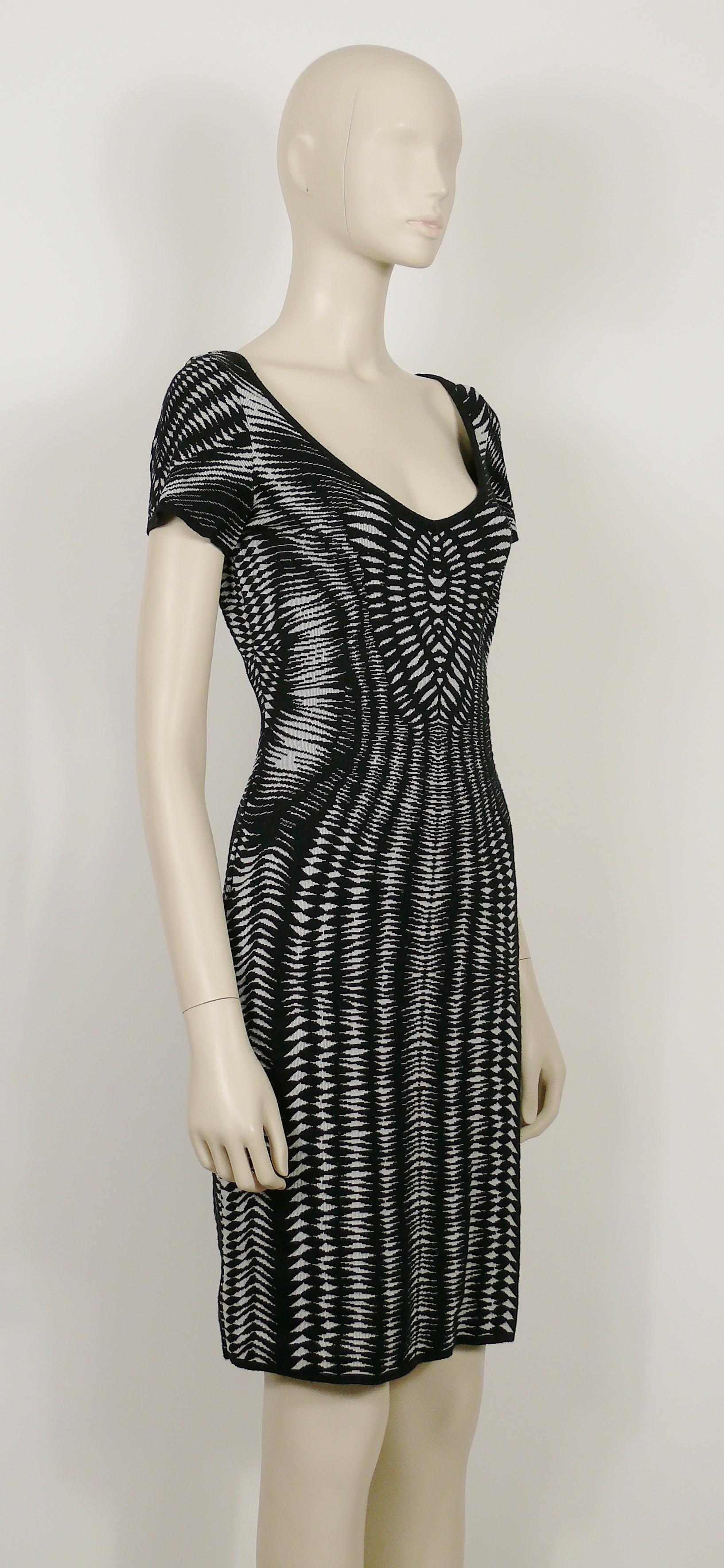 MUGLER vintage black and white kinetic knitted dress.

This dress features :
- Merinos wool blend with stretch.
- Above the knee length.
- Short sleeves.
- Slips on.
- No lining.

Label reads MUGLER.
Made in Italy.

Size tag reads : M.
Please check
