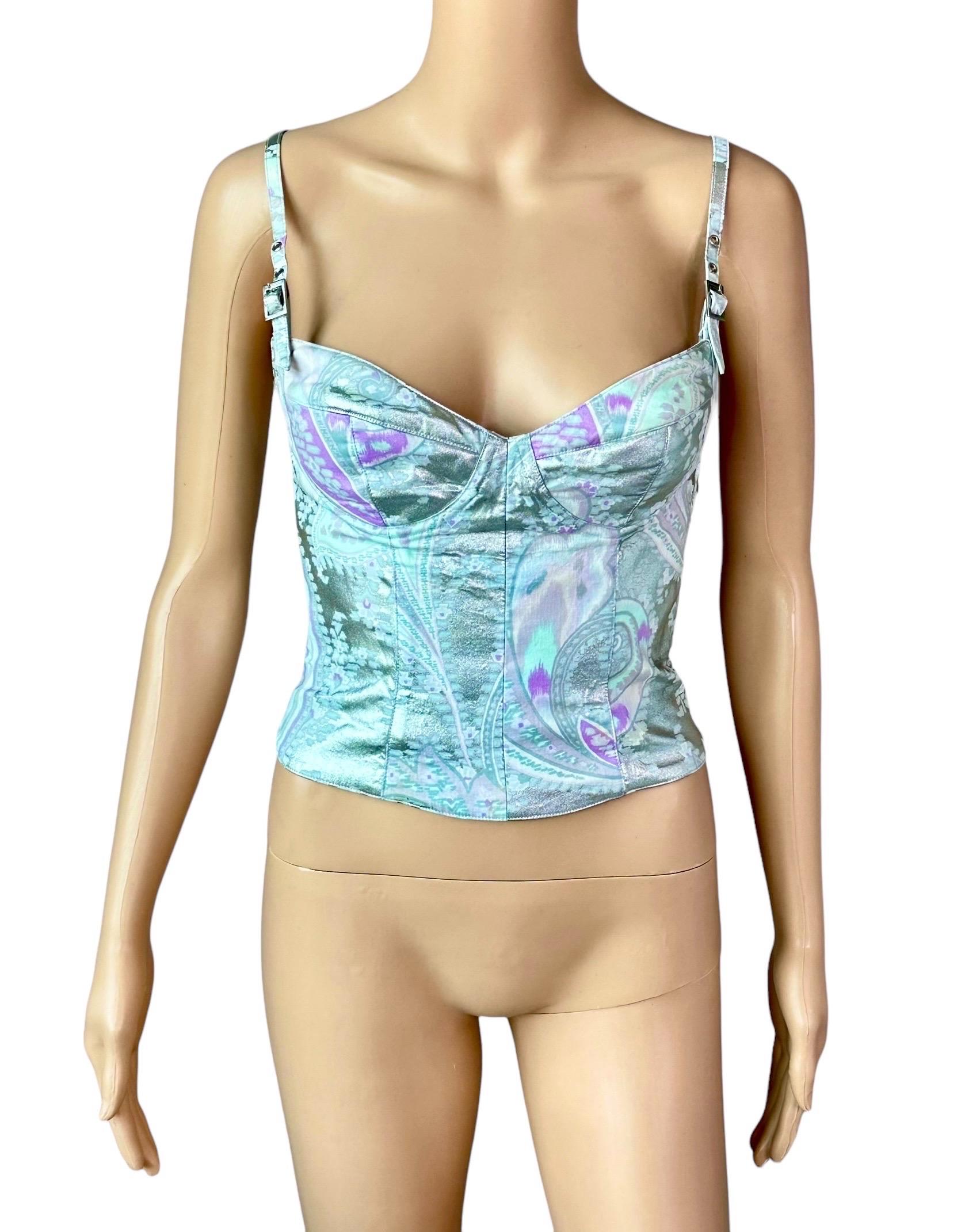Mugler Vintage c. 2002 Bustier Korsett Metallic Crop Top

Größe FR 38

Zustand: Ein paar leichte Verfärbungen, die beim Tragen aufgrund des Musters nicht auffallen. Siehe die letzten beiden Fotos

FOLGEN SIE UNS AUF INSTAGRAM @OPULENTADDICT