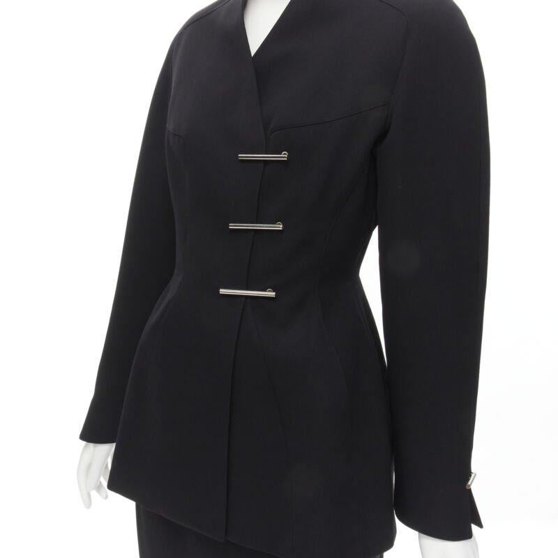 MUGLER Vintage silberner doppelreihiger Stiefelettenrock mit Konturen FR38 S
Referenz: GIYG/A00179
Marke: Mugler
MATERIAL: Wolle
Farbe: Schwarz
Muster: Solide
Verschluss: Knopf
Zusätzliche Details: Zweireihig mit Druckknopf. Haken mit silberfarbenen