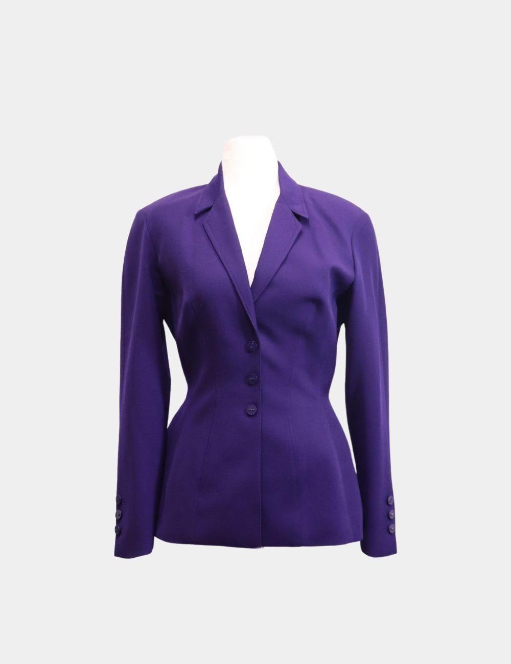 Set gemello in lana vintage di Mugler, con maniche lunghe, colletto, vita scesa e bottoni con logo.

Materiale: 100% lana
Dimensioni: FR 36
Busto: 78 cm
Vita: 60 cm
Anca: 88 cm
Condizioni: Buono 