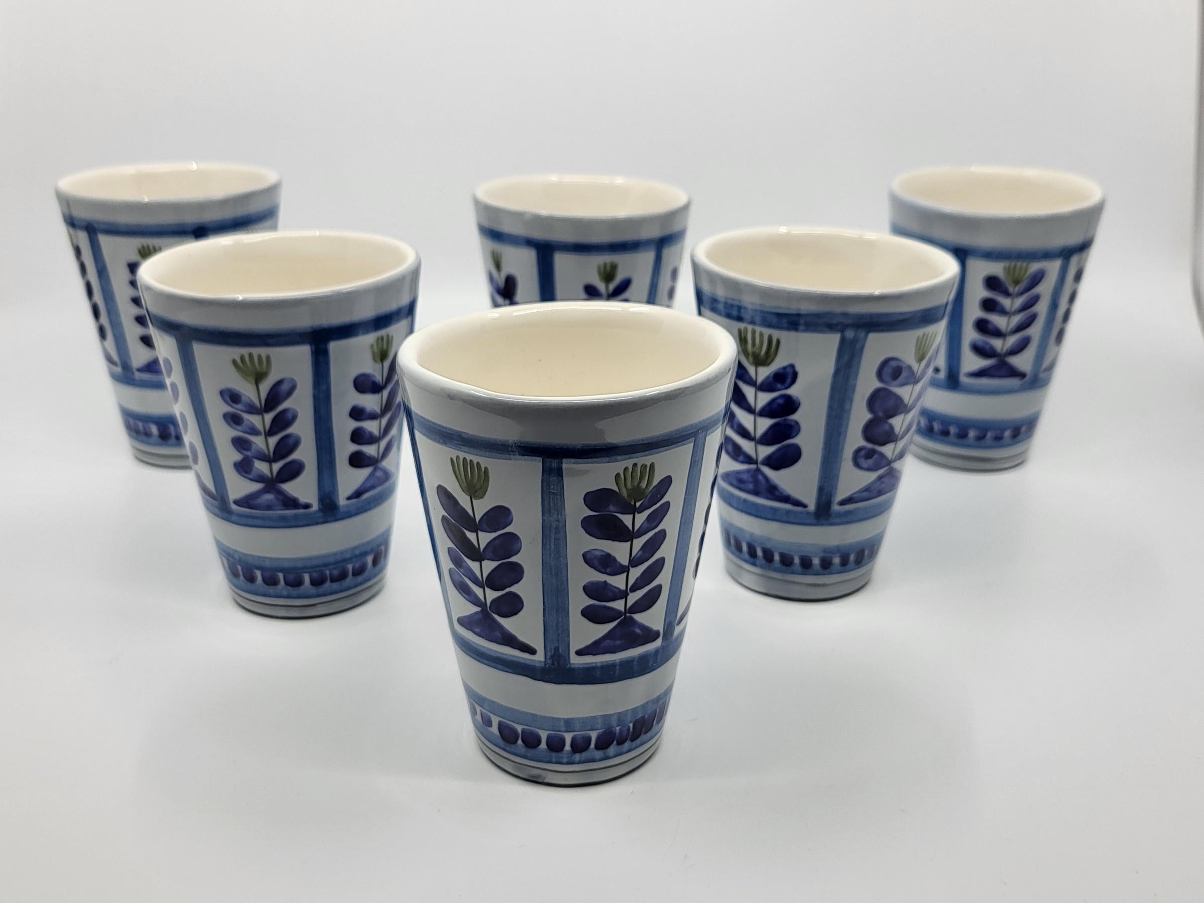 Lotto di 6 verri all'arancia di Roger Capron.
 En superbe état. 
Un cheveu à signaler à l'intérieur d'un mug, visibile in una foto.

Roger Capron (1922 -2006) ha vinto nel 1970 il Grand Prix International de la Céramique. Céramiste surdoué et